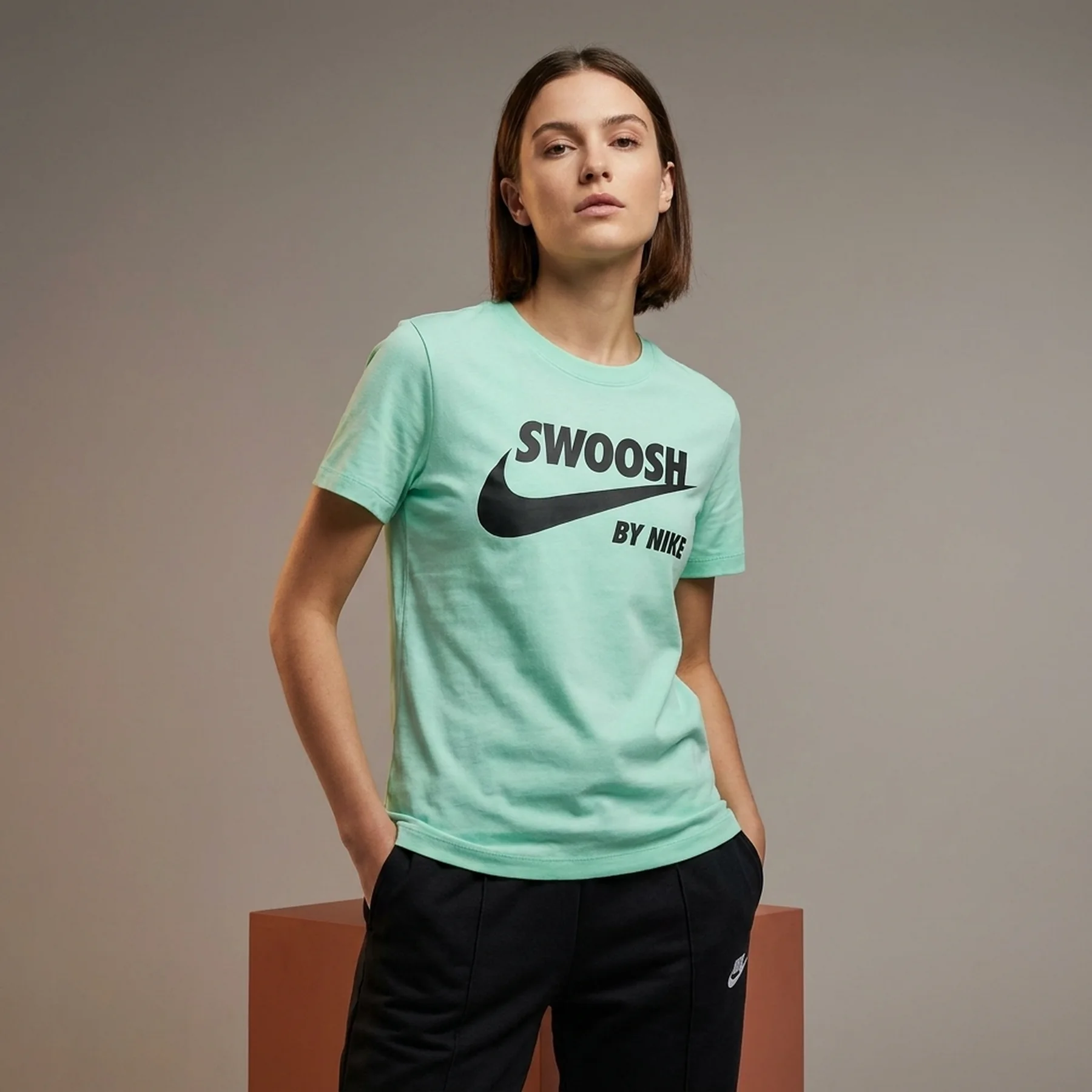 Футболка жіноча Nike Sportswear (FZ4634-376)