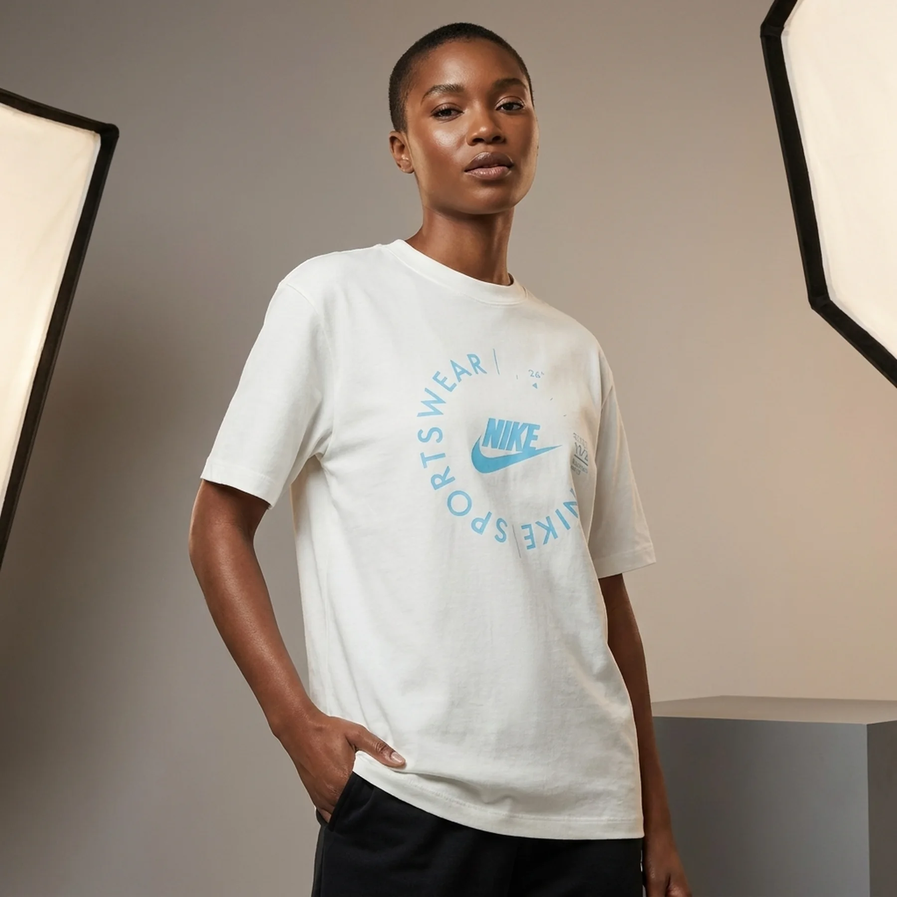 Футболка жіноча Nike Sportswear (FD4235-030)