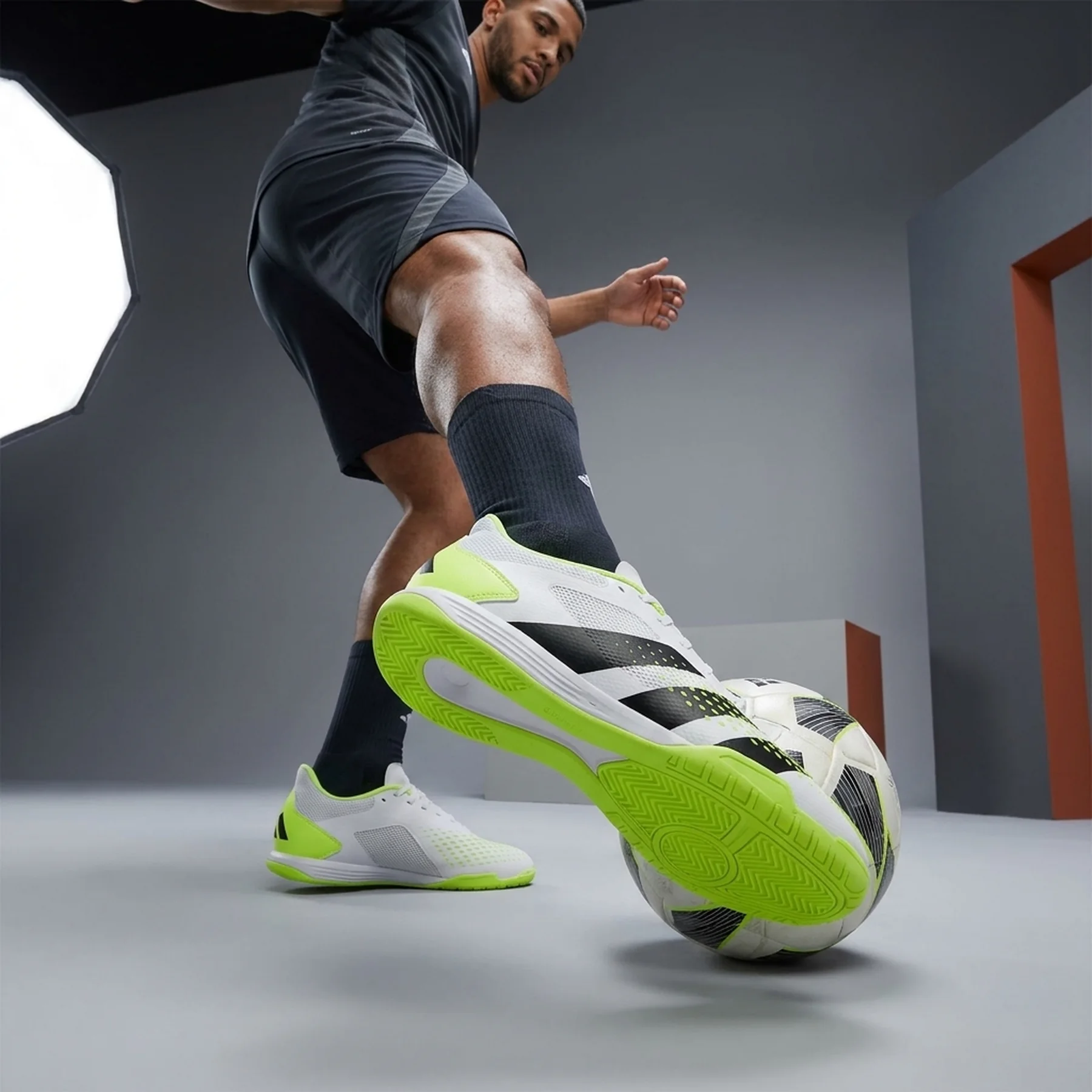 Футбольні бутси Predator Accuracy.4 Indoor Sala - adidas GY9986 розмір 44 2/3