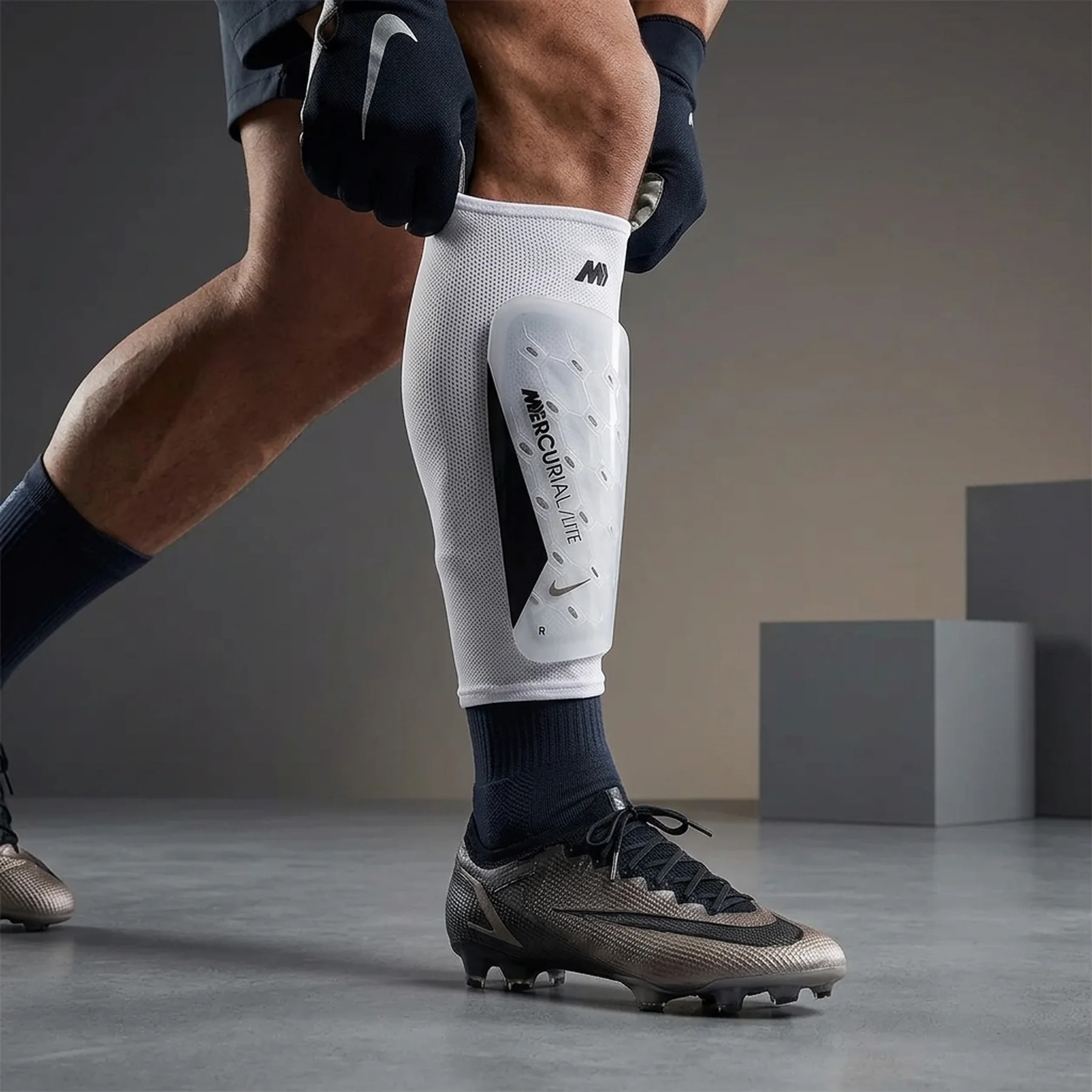 Футбольні щитки чоловічі Nike Mercucial Lite (DN3611-100)