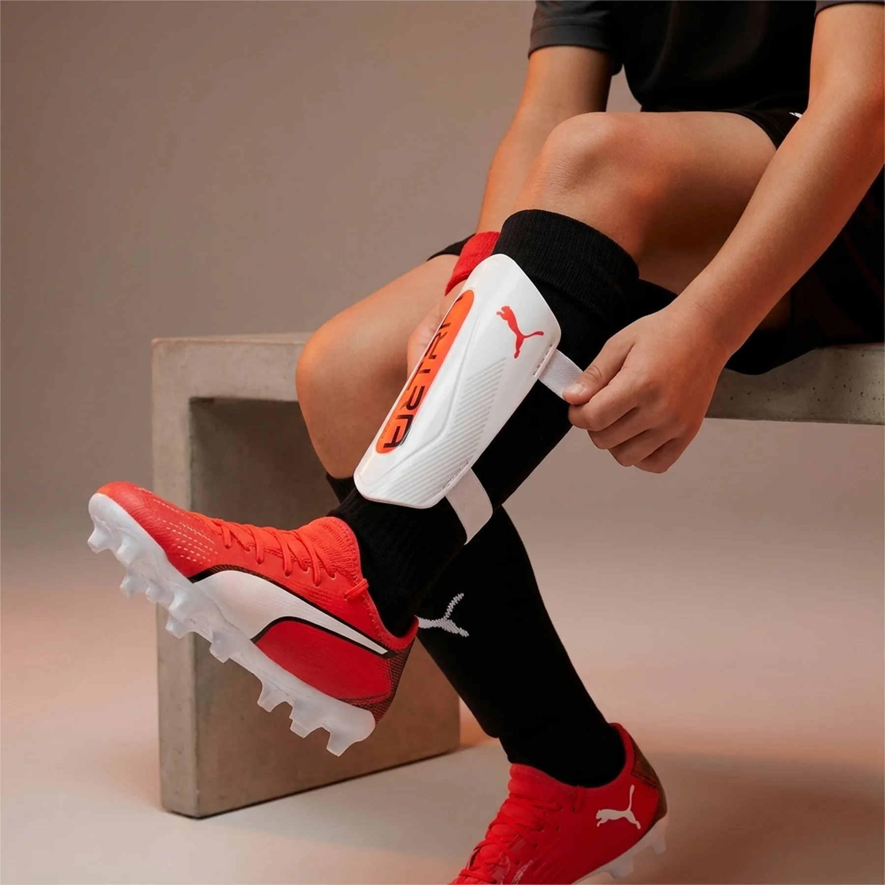Футбольні щитки дитячі Puma Ultra Light Strap (030992-01)