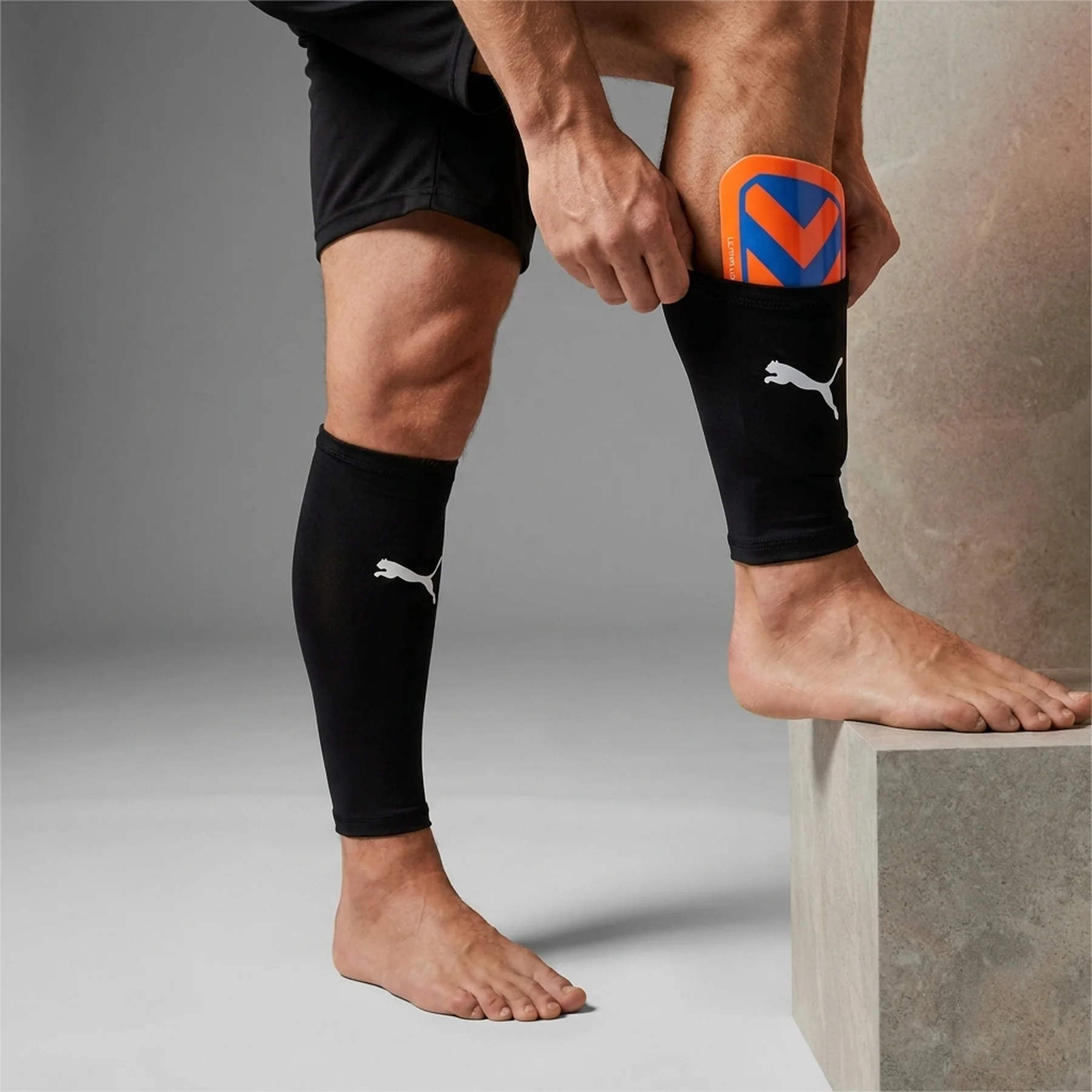 Футбольні щитки Puma Ultra Light Sleeve