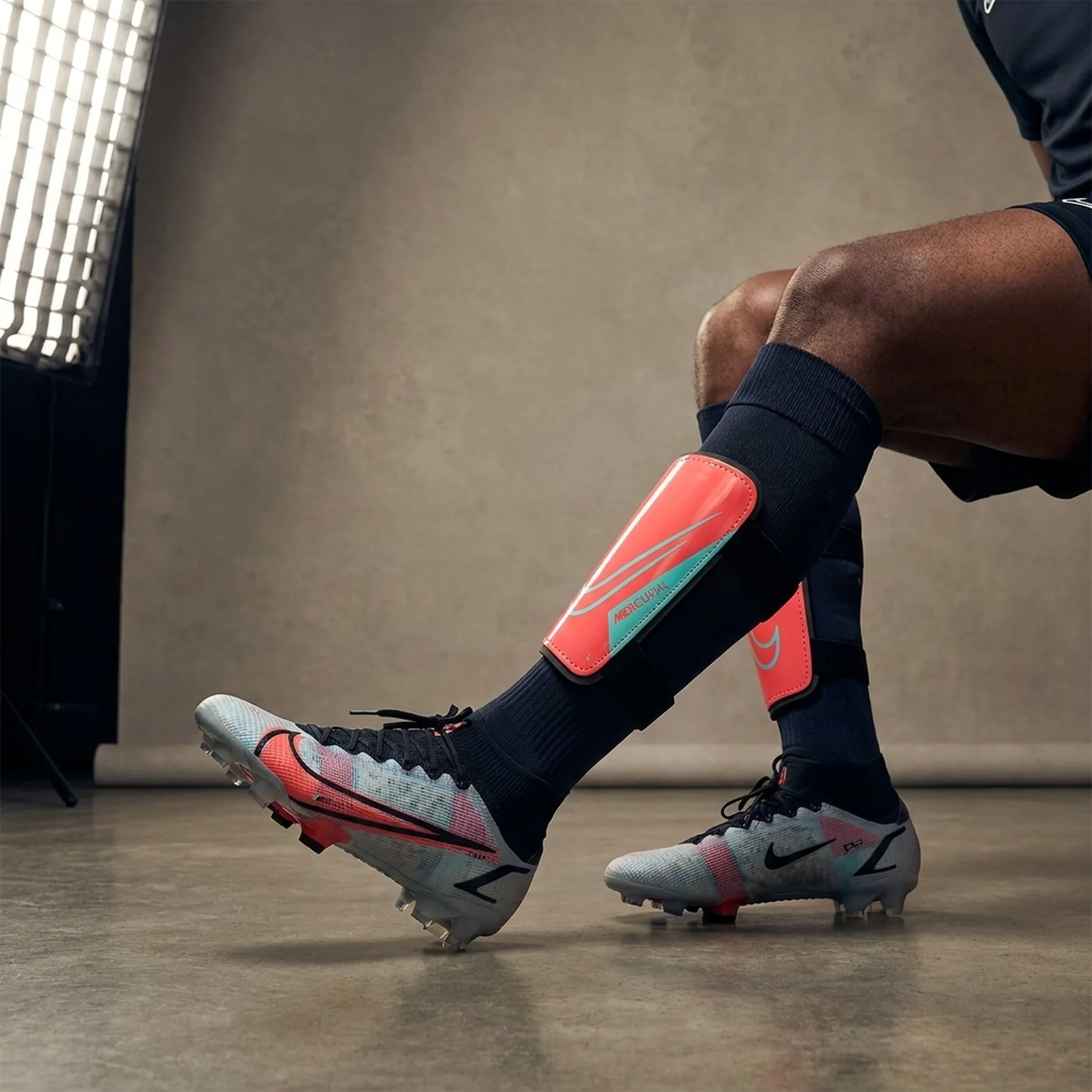 Футбольні щитки унісекс Nike Mercurial Hardshell (DN3614-850)