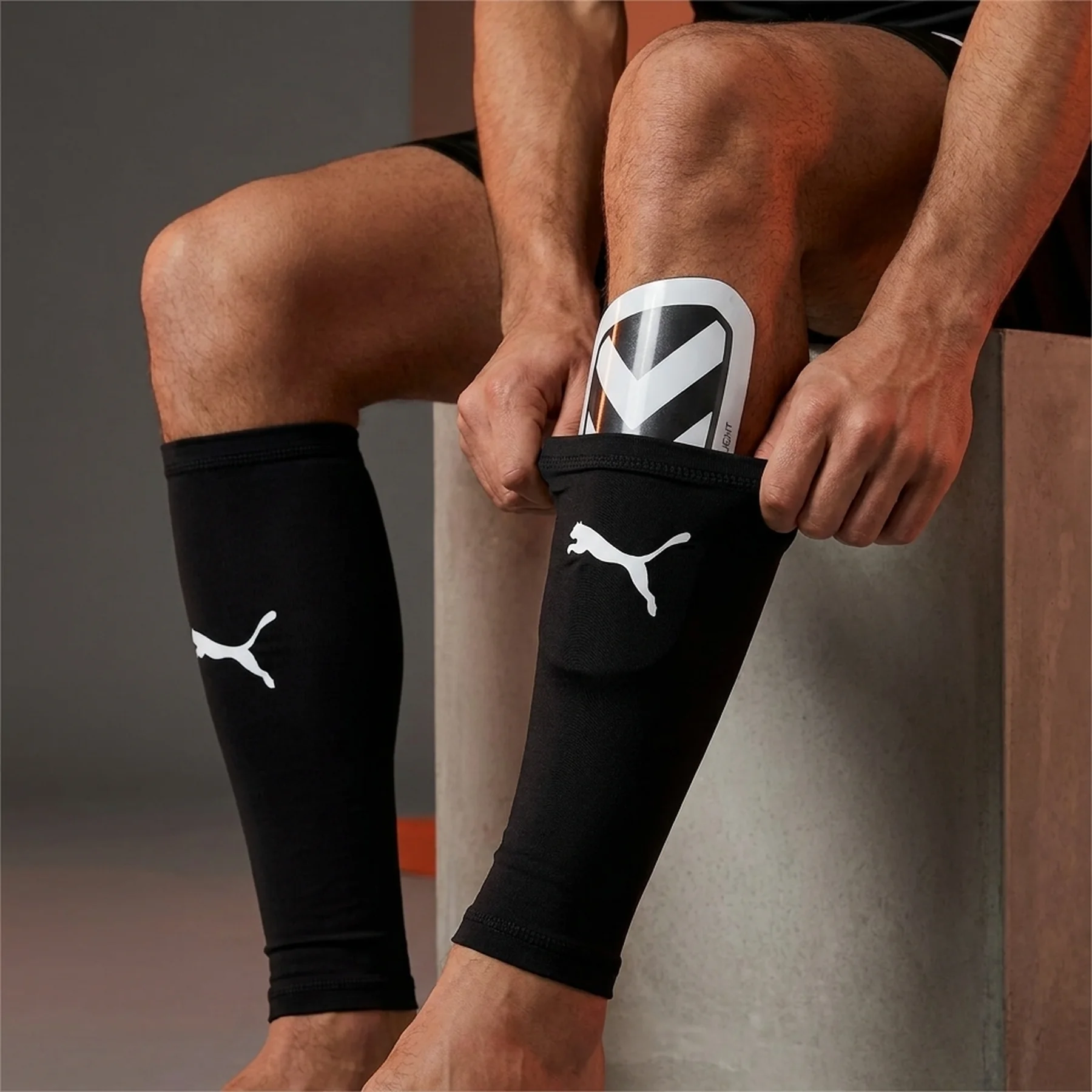 Футбольні щитки унісекс Puma Ultra Light Sleevе (030873-03)
