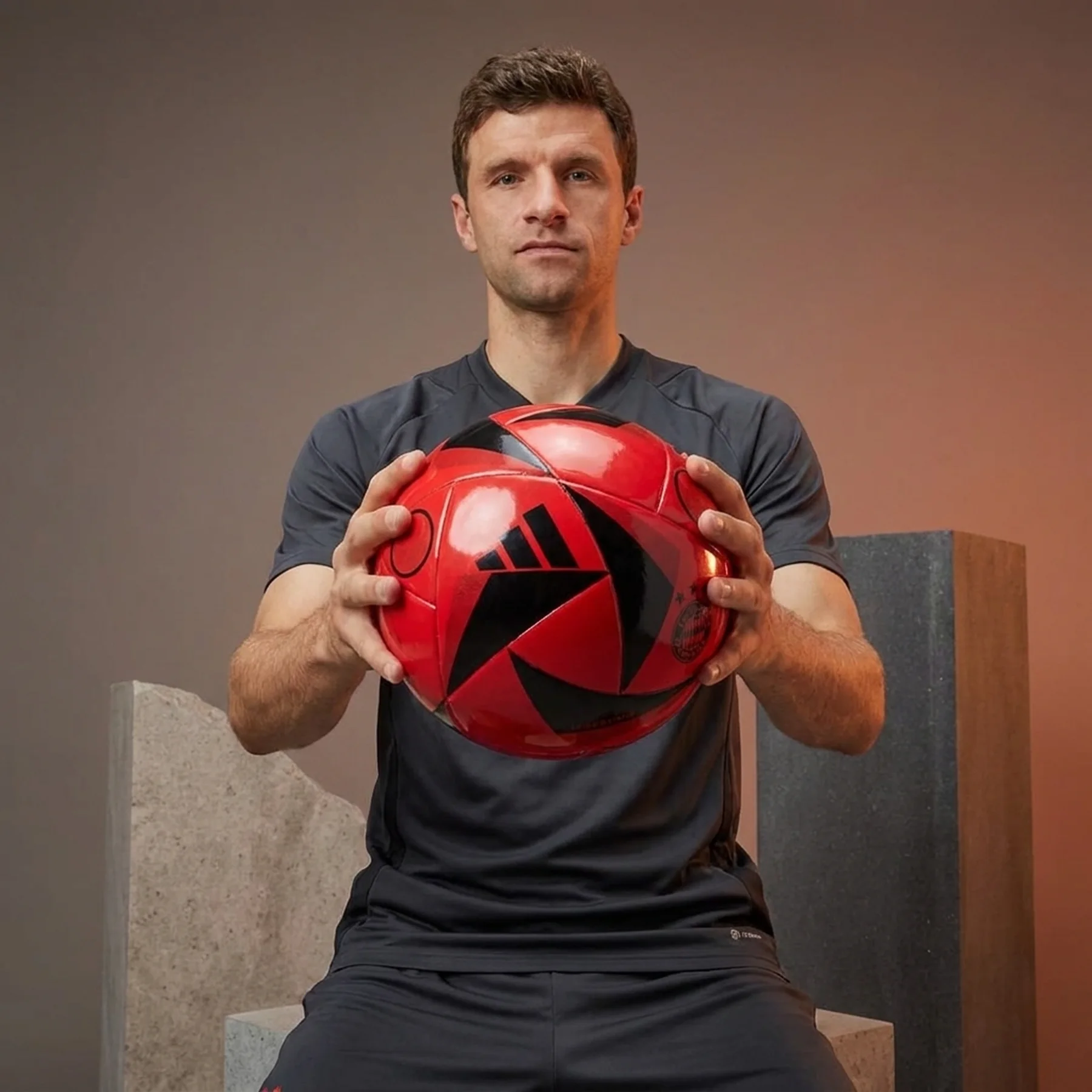 Футбольний м'яч Adidas Bayern Munich (IX4029)