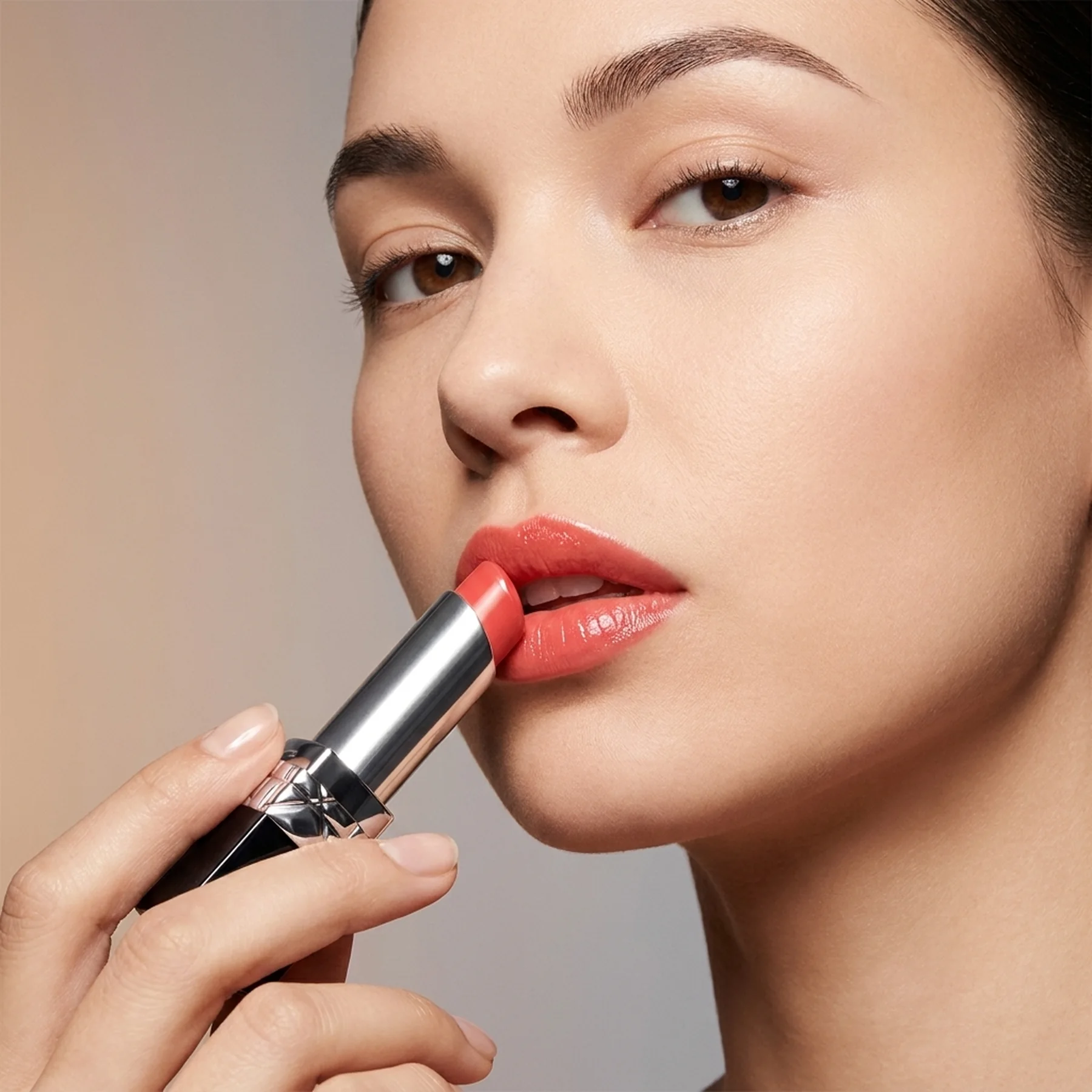 Гелевая сердцевина - Зеркальный блеск Dior Addict Lipstick 3.2 г 546 Dolce Vita