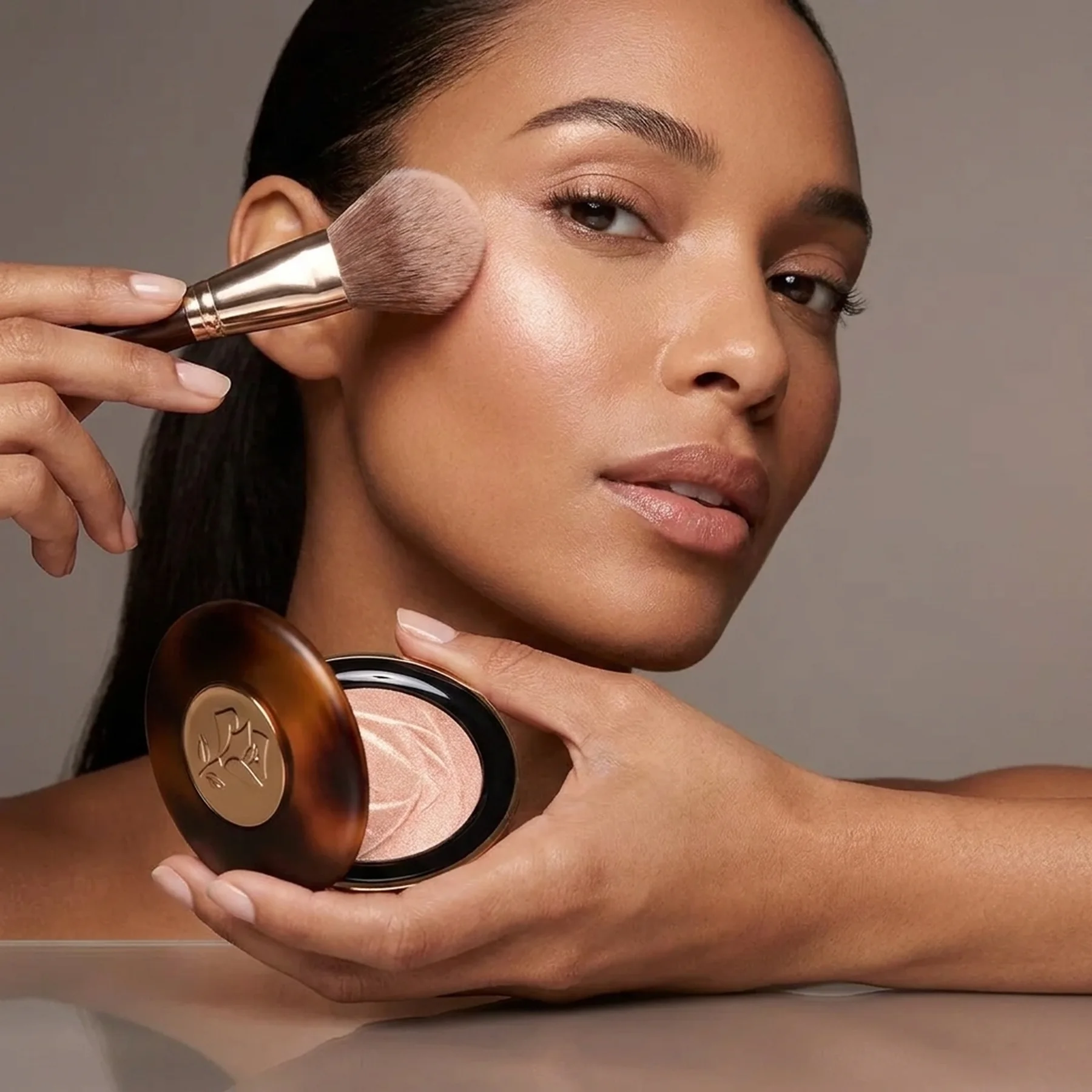 Хайлайтер для лица с эффектом сияния Lancome Teint Idole Ultra Wear C.E. Skin Transforming Highlighter 10 г 01 Light Glow