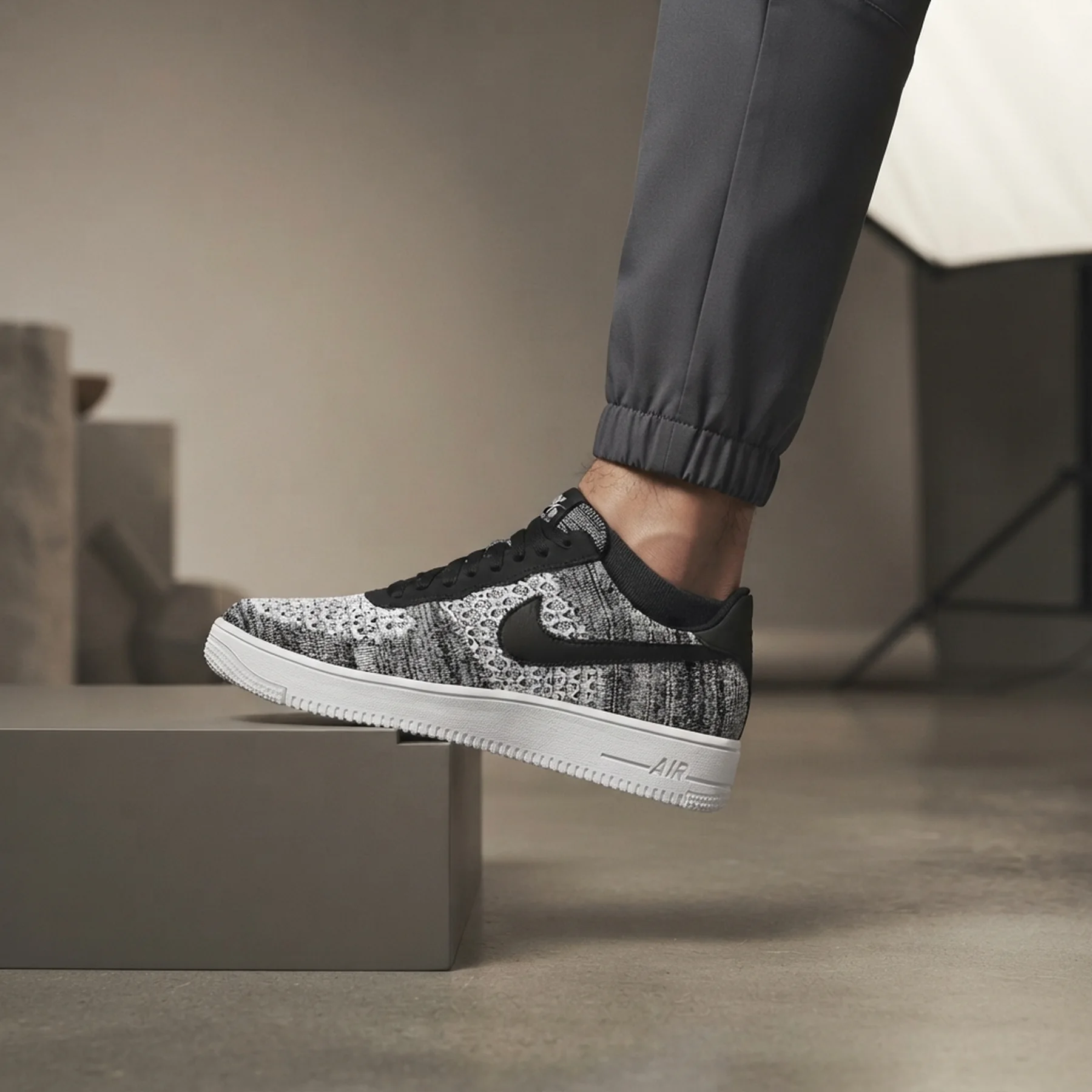 Кеди чоловічі Nike Air Force 1 Flyknit 2.0 (AV3042-001)