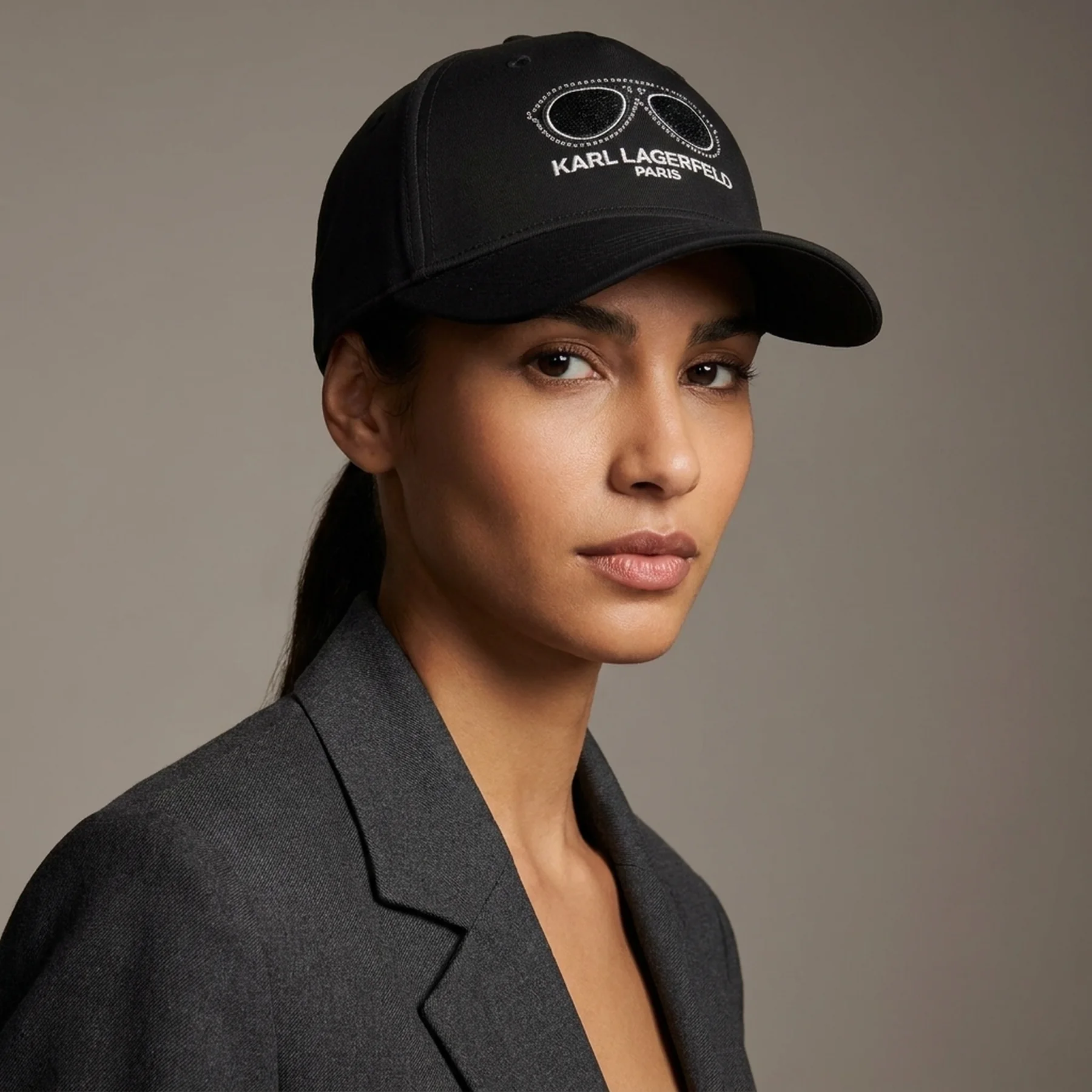 Кепка Karl Lagerfeld Paris бейсболка з логотипом зі страз 1159846301 (Чорний One Size)