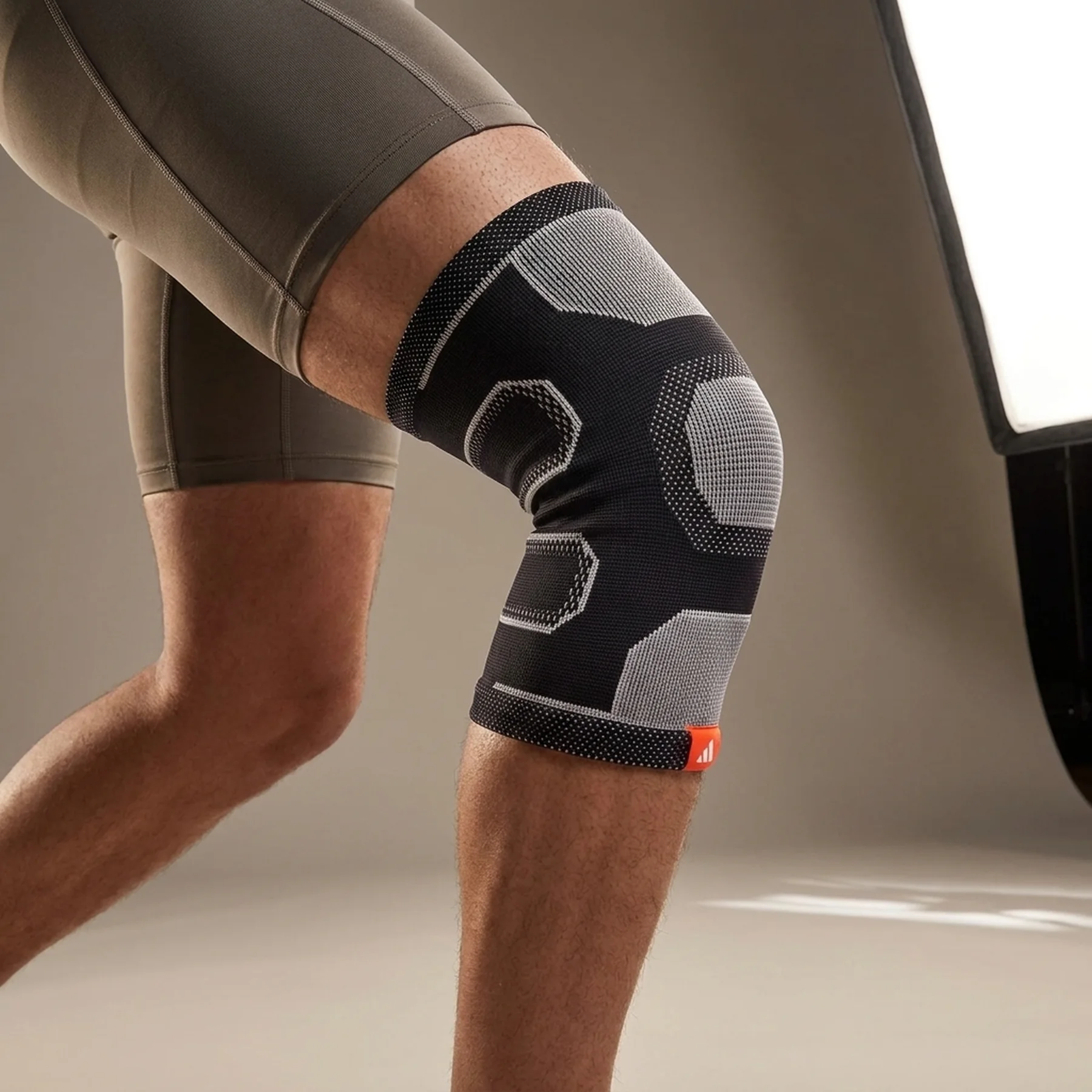 Фіксатор коліна Adidas Knee Support чорний Уні M