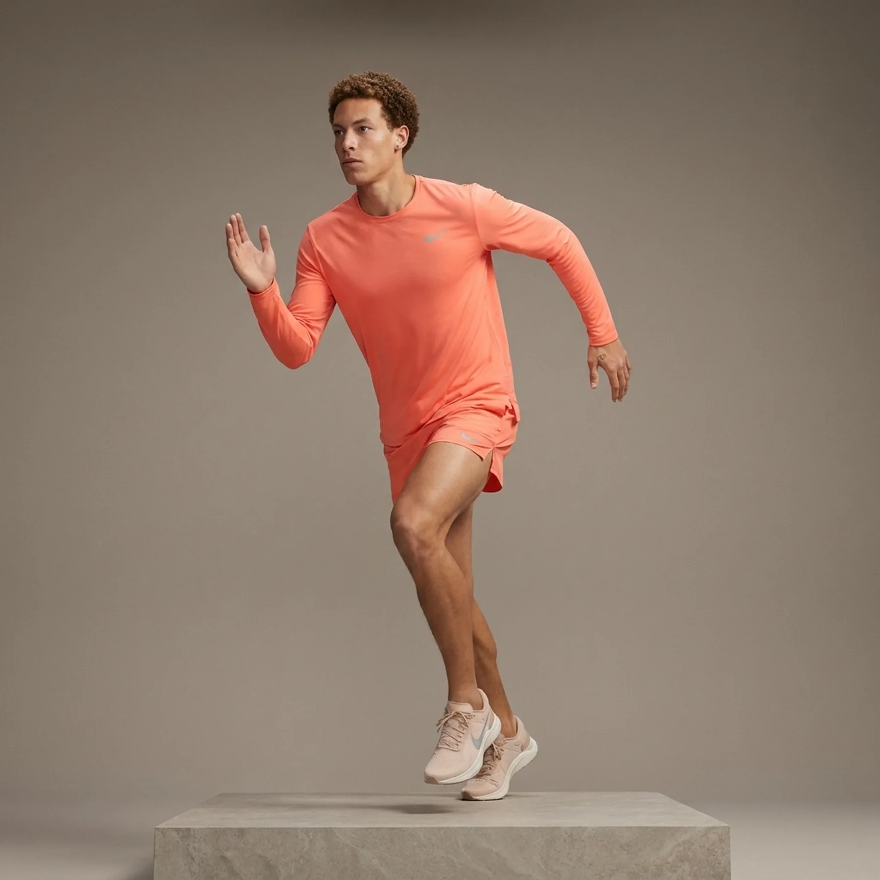 Кофта чоловіча Nike Miler Dri-Fit Peach (FB7070-643)