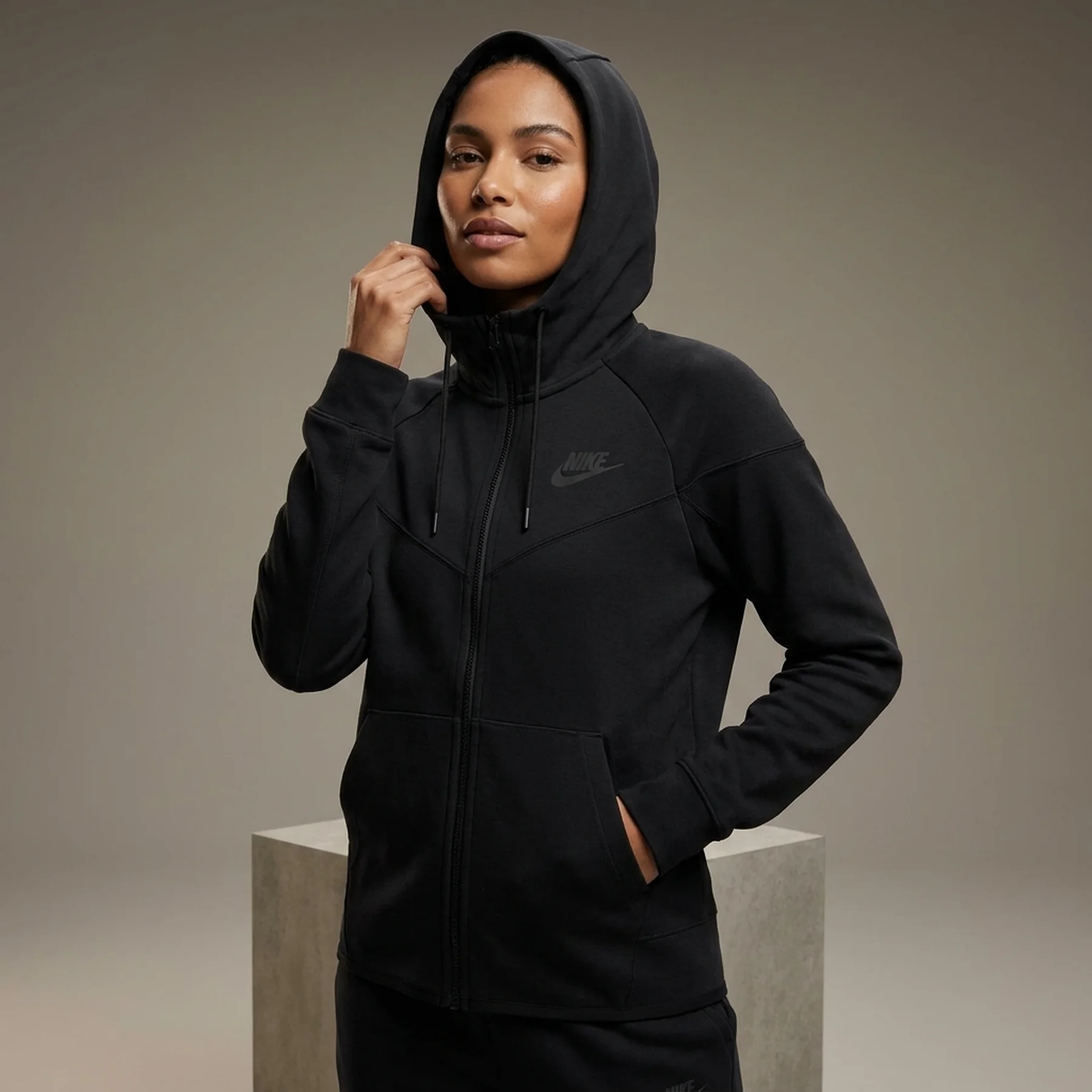 Кофта жіночі Nike Tech Fleece Windrunner Full-Zip (FB8338-010)