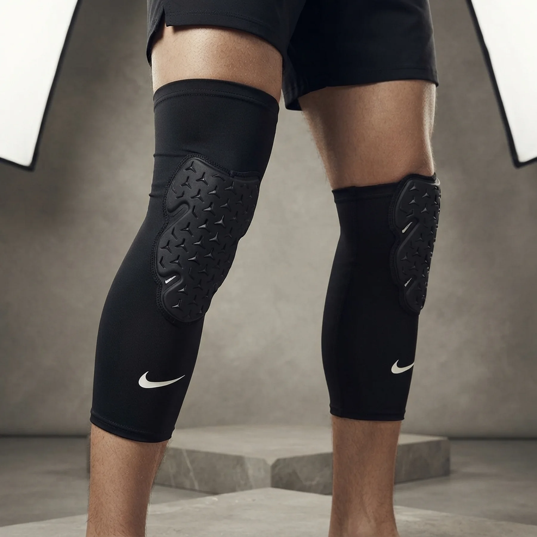 Компресійні наколінники з захистом(пара) Nike Pro Strong Leg Sleeves