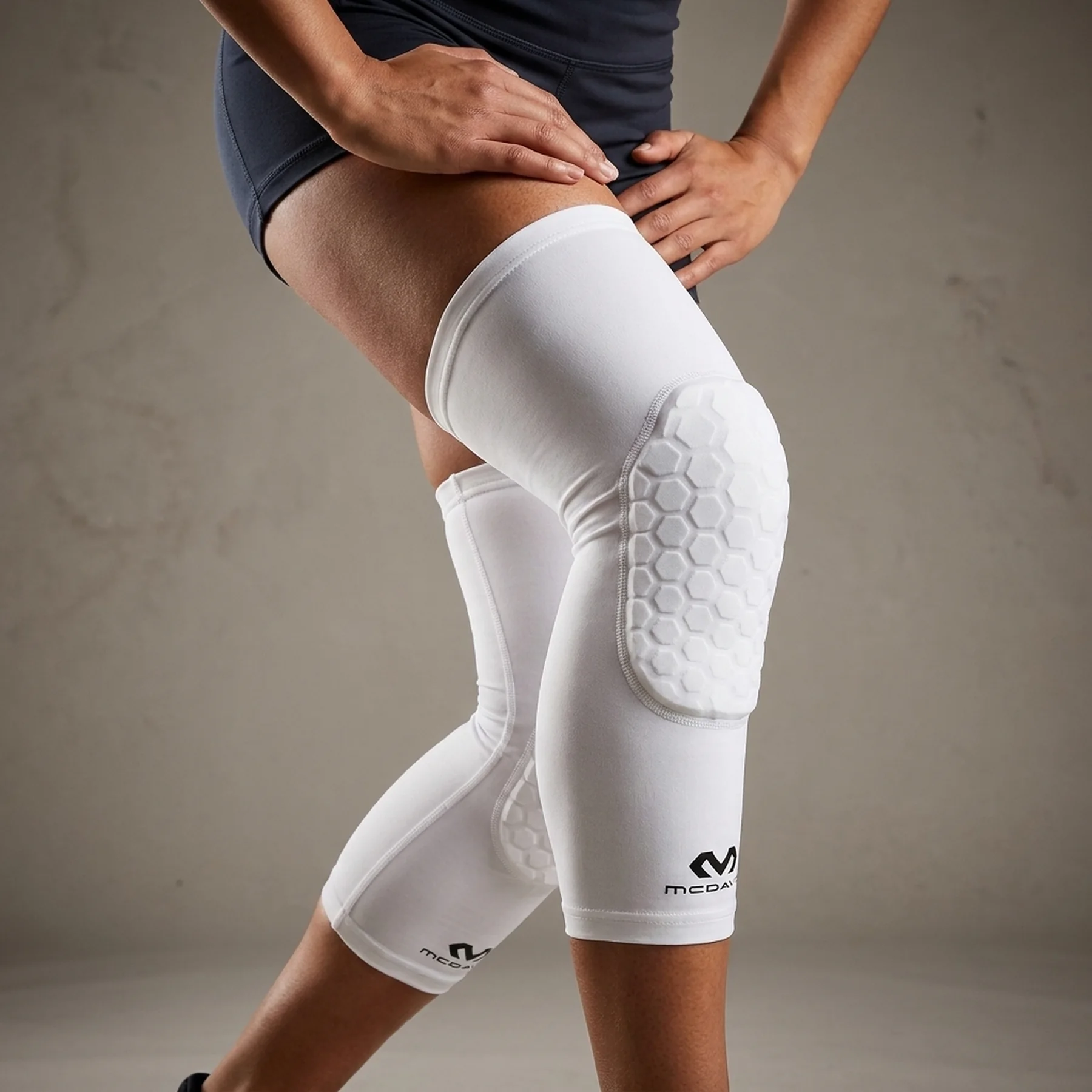 Компресійний наколінник із захистом (пара) McDavid Extended Compression Leg Sleeve with Hexpad