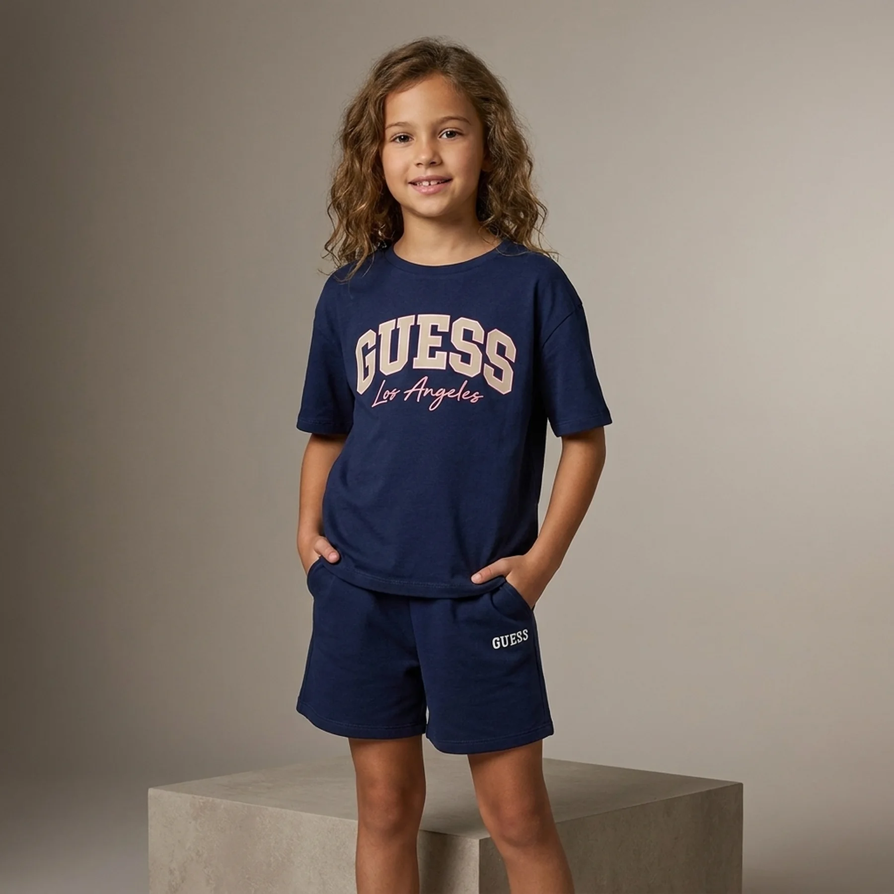 Костюм для дівчинки GUESS футболка та шорти 1159839002