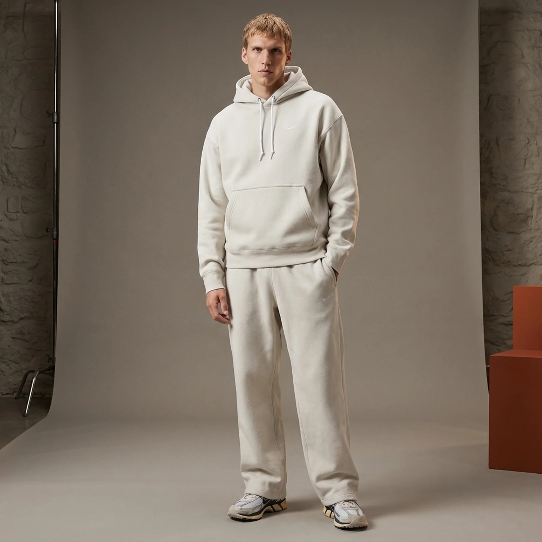 Костюм Nike Solo Swoosh кремовий