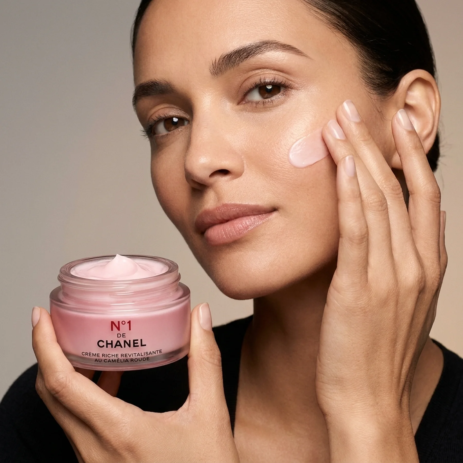 Восстанавливающий крем для лица CHANEL N1 De Chanel Red Camellia Rich Revitalizing Cream 50 мл