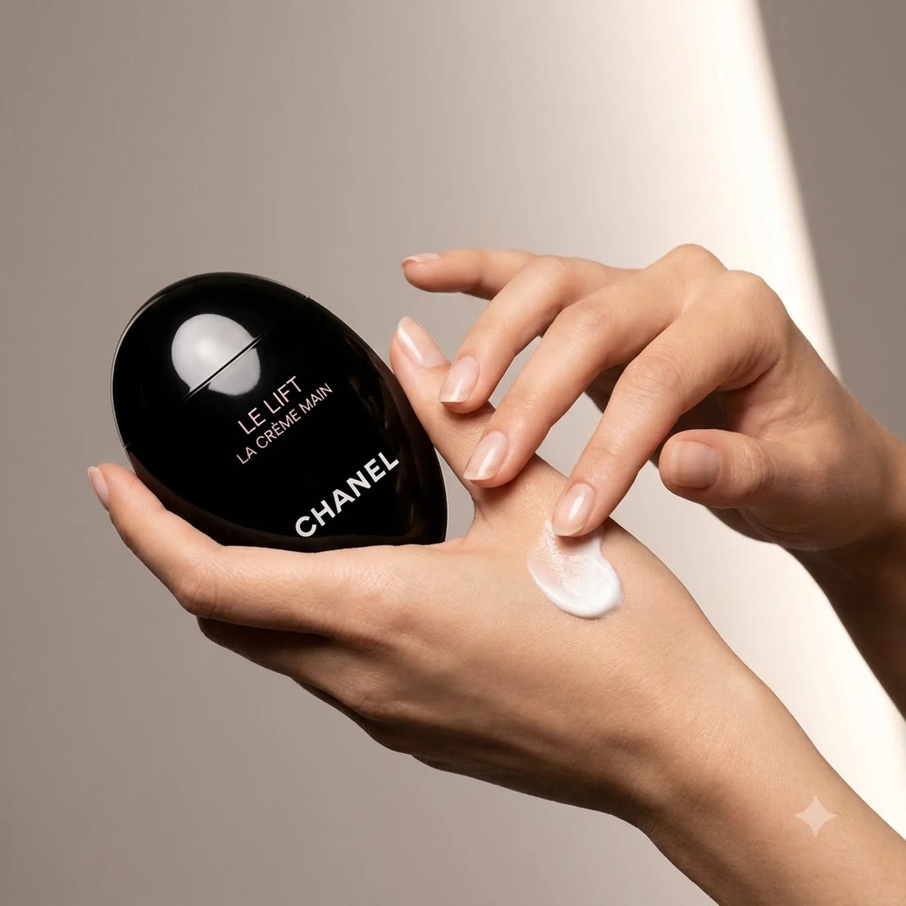 Крем для рук CHANEL Le Lift La Creme Main 50 мл