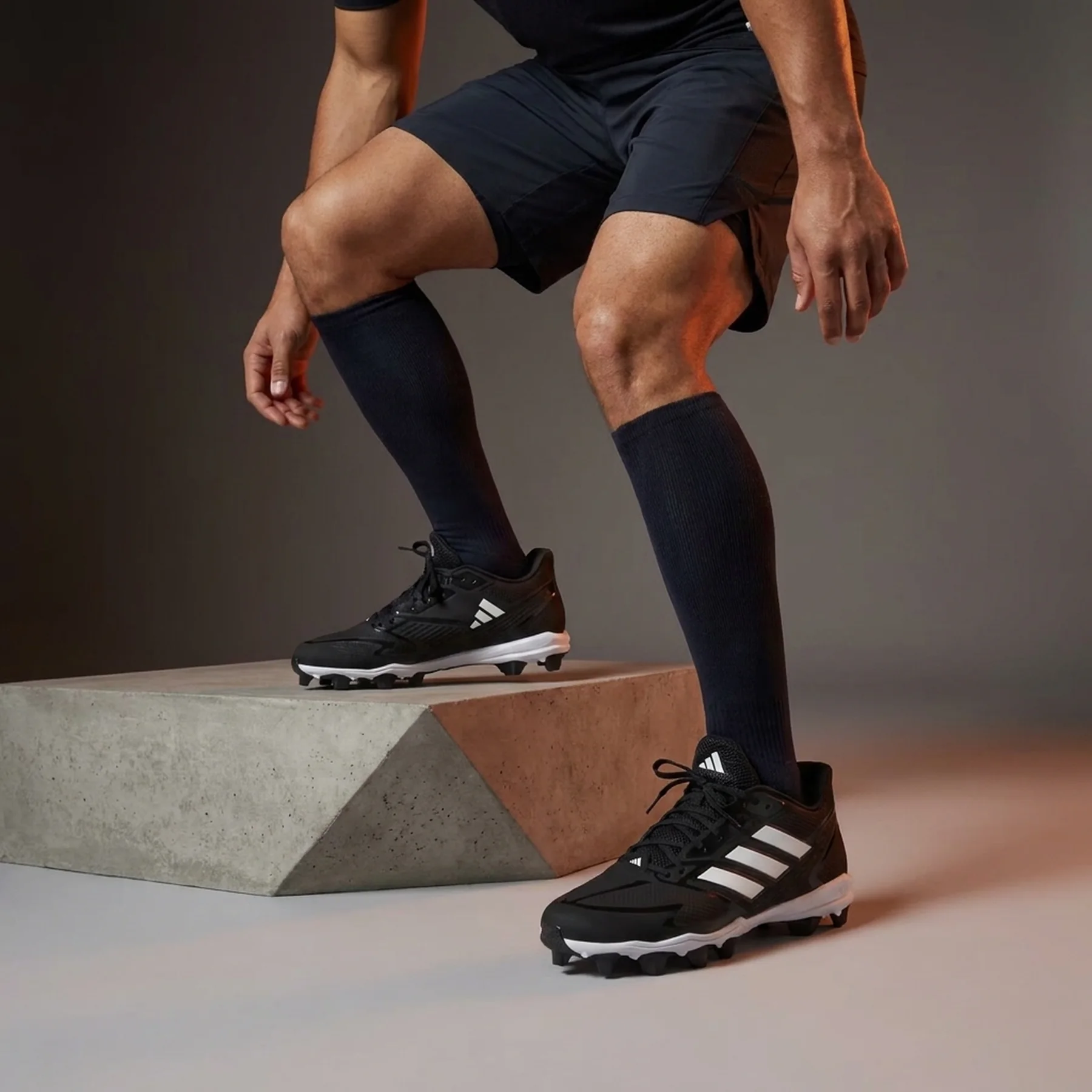 Кросівки Adidas ICON 8 MD бутси 44