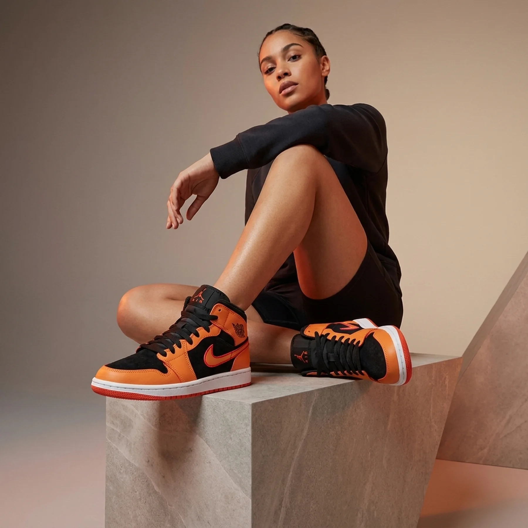 Кросівки Air Jordan 1 Mid SE GS 'Vivid Orange'
