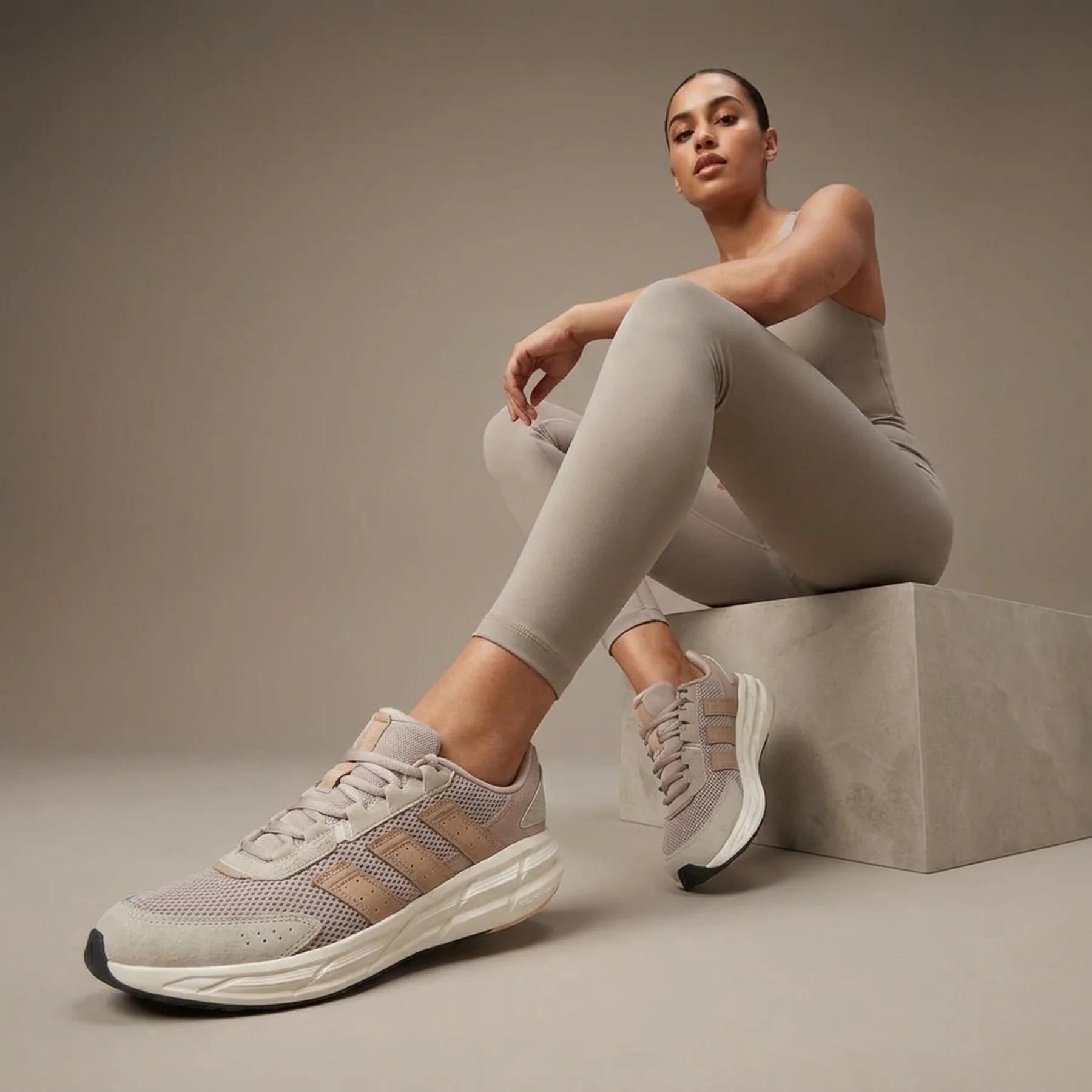 Кросівки ASTRASTAR JQ6081 Adidas 7,5 (41,5) Бежевий