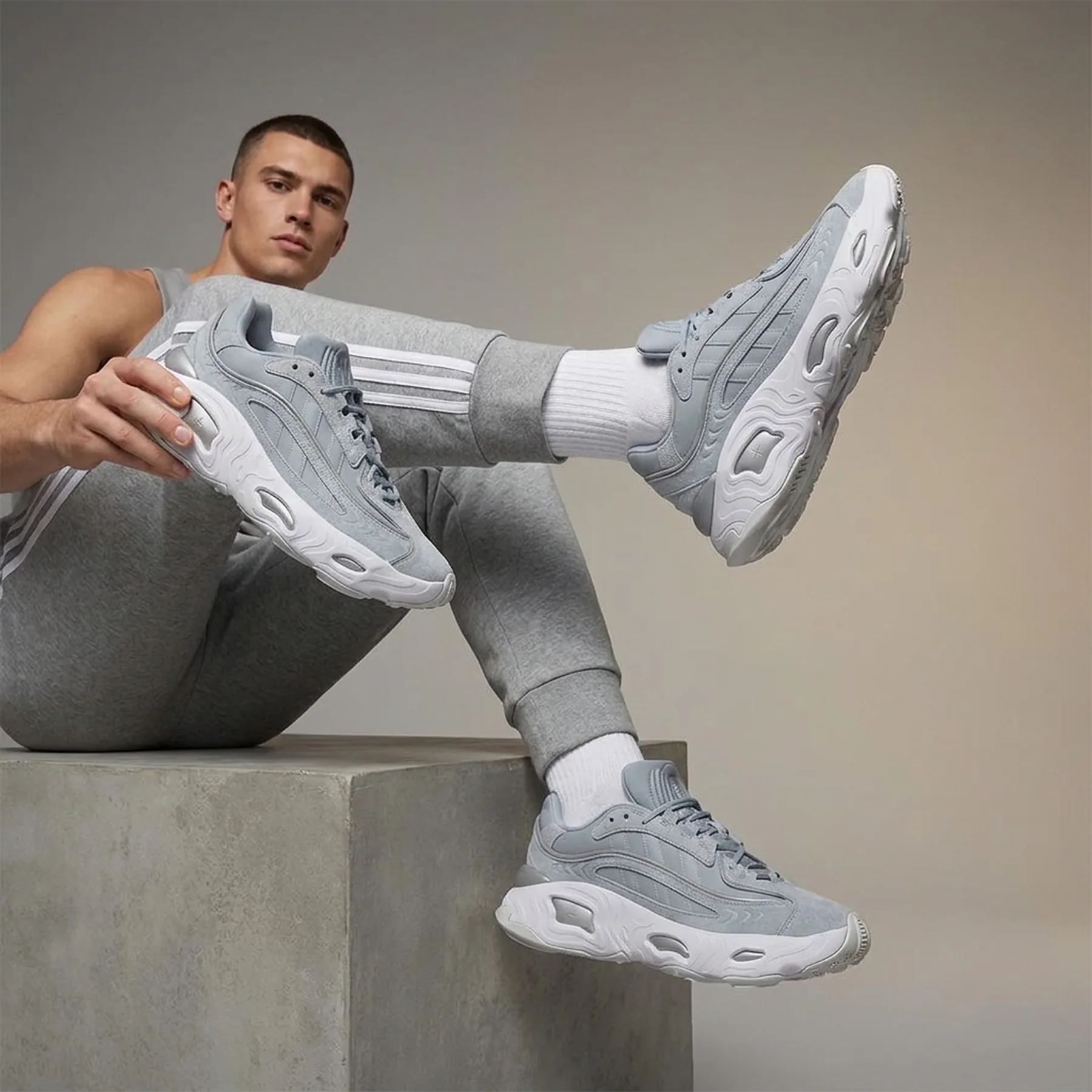 Кросівки чоловічі Adidas Oznova (HQ1970)