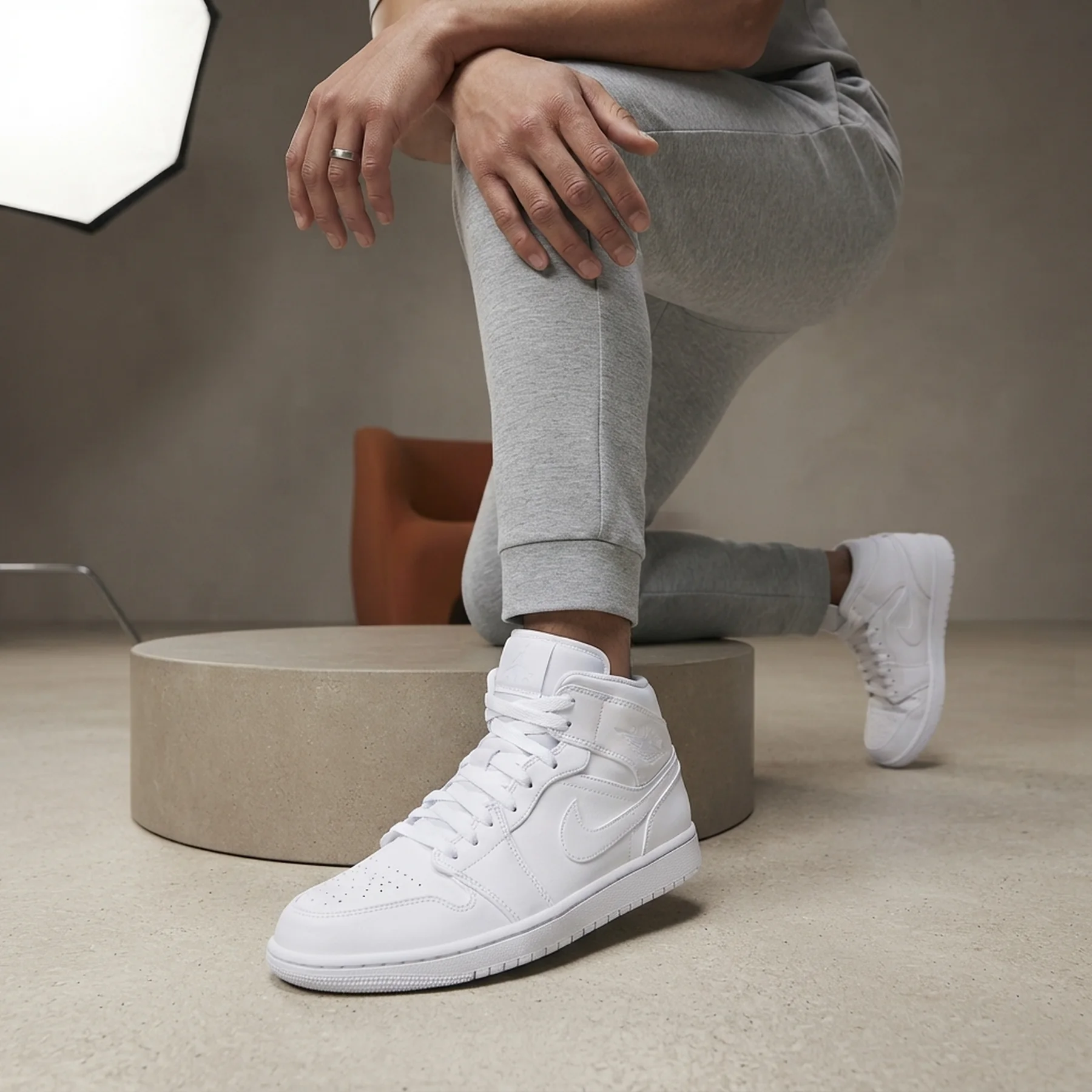 Кросівки чоловічі Jordan 1 Mid (554724-136)