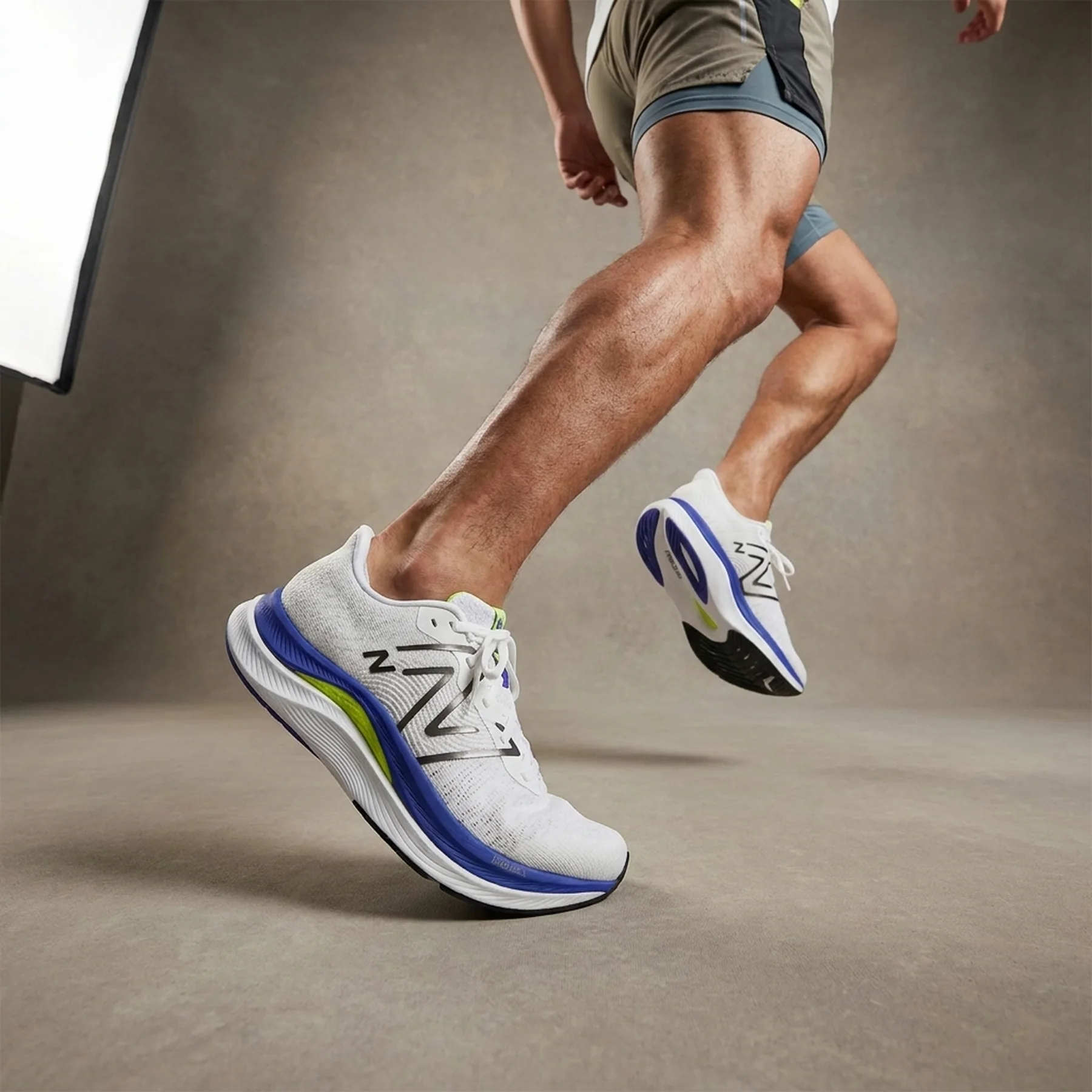 Кросівки чоловічі New Balance Fuelcell Propel V4 (MFCPRCW4)