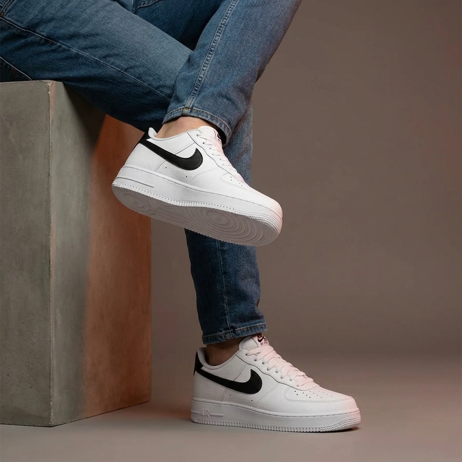 Кросівки чоловічі Nike Air Force 1 07 (CT2302-100)