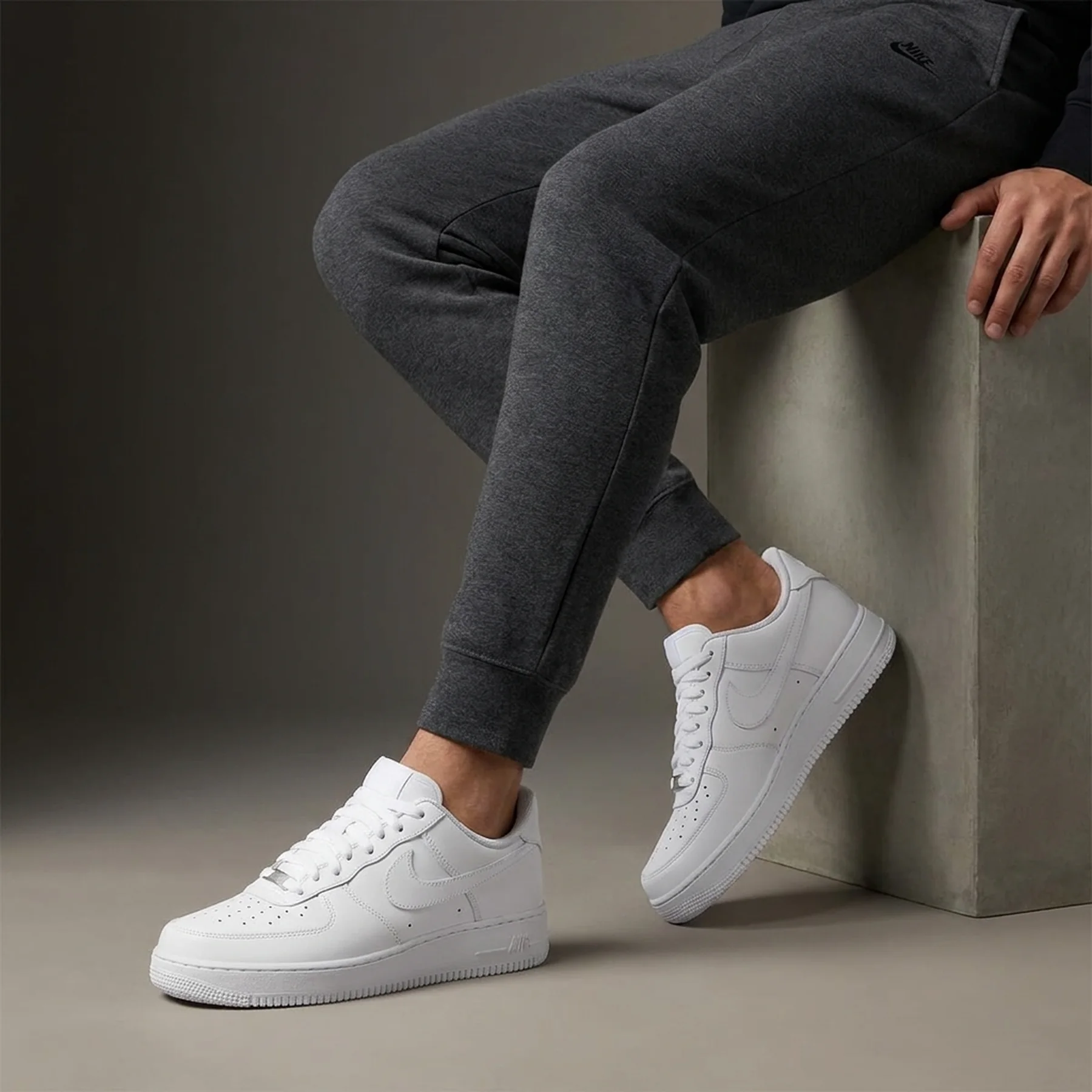 Кросівки чоловічі Nike Air Force 1 '07 (CW2288-111)