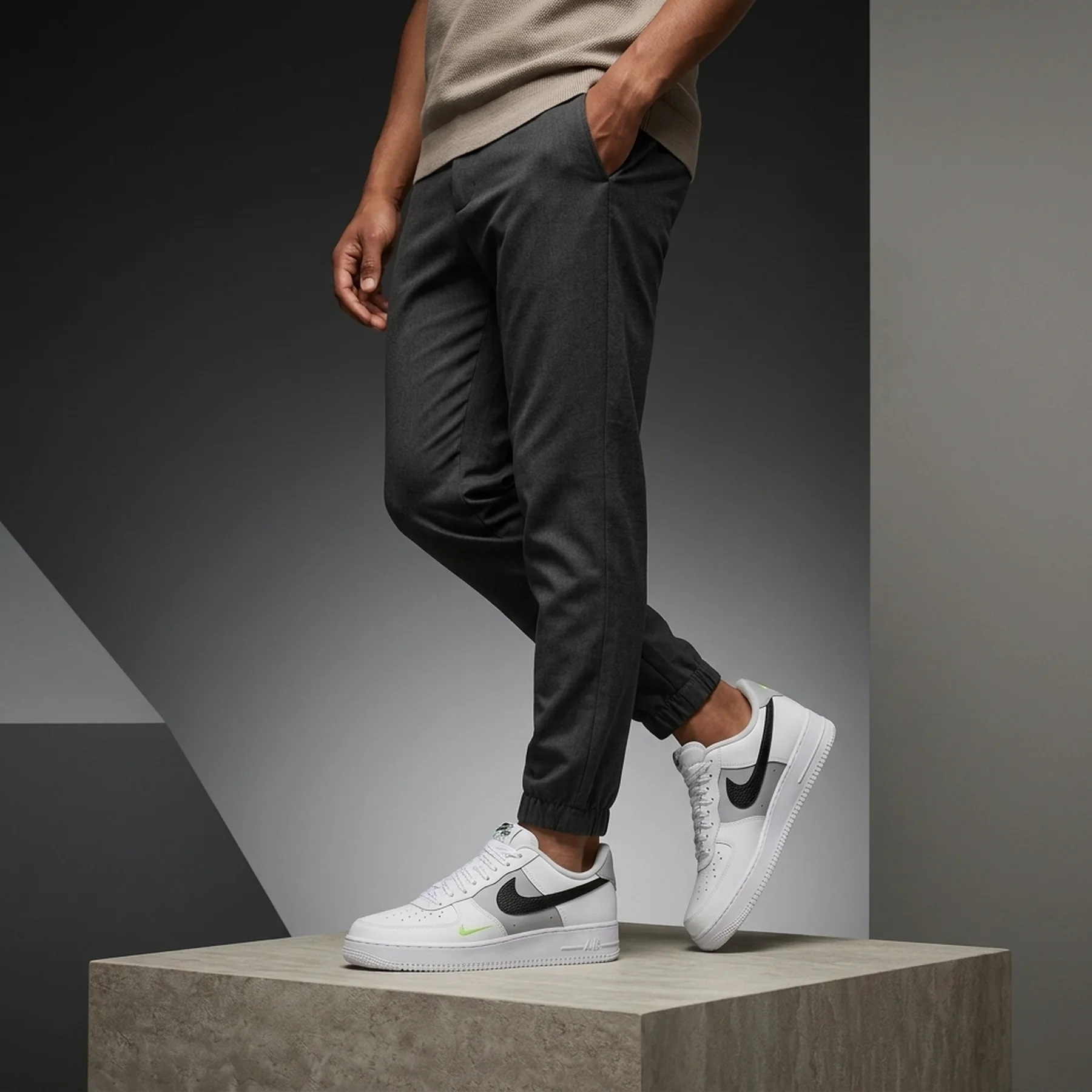 Кросівки чоловічі Nike Air Force 1 07 (FQ2204-100)