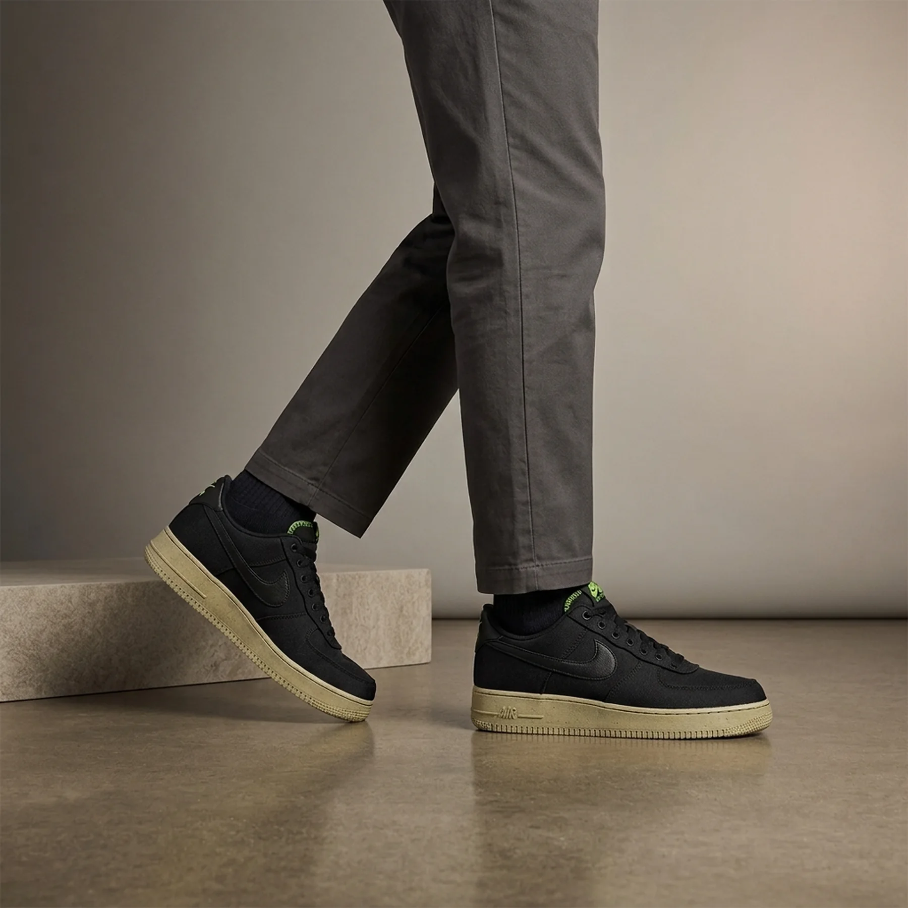 Кросівки чоловічі Nike Air Force 1 07 Lv8 (FJ4160-001)