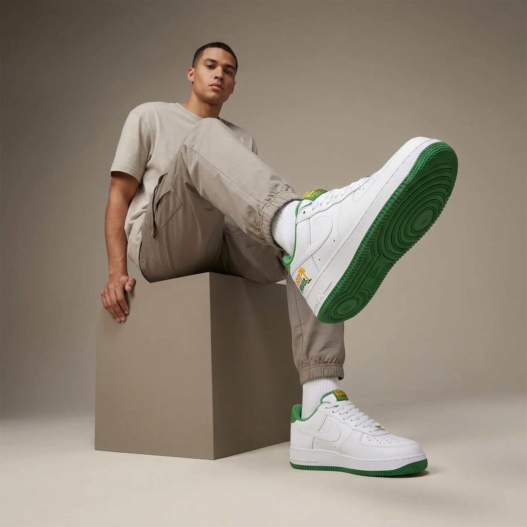 Кросівки чоловічі Nike Air Force 1 Low Retro Qs White (DX1156-100)