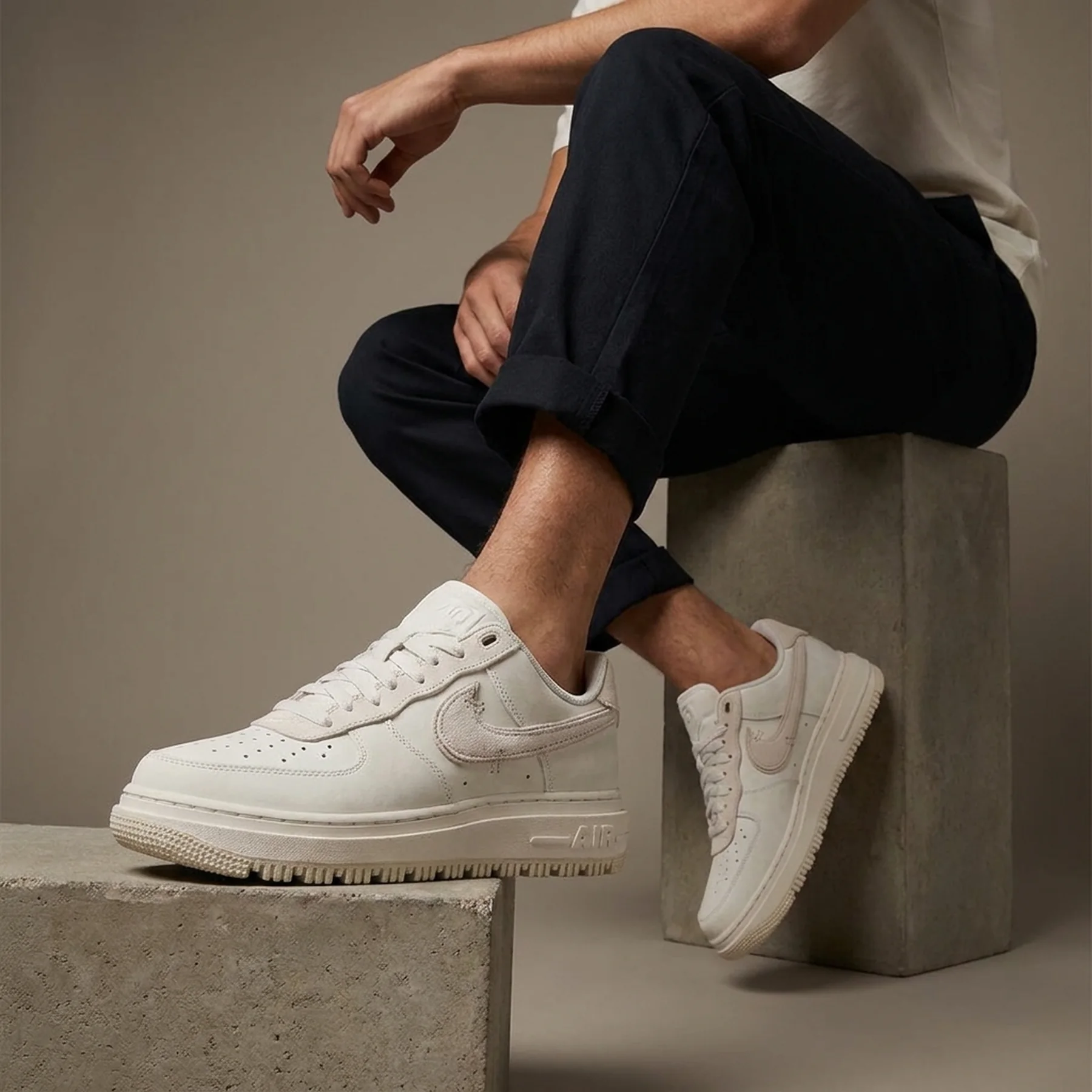Кросівки чоловічі Nike Air Force 1 Luxe (DD9605-100)