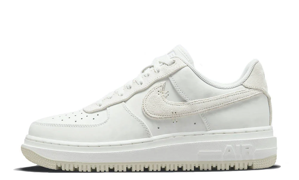 Кросівки чоловічі Nike Air Force 1 Luxe (DD9605-100)