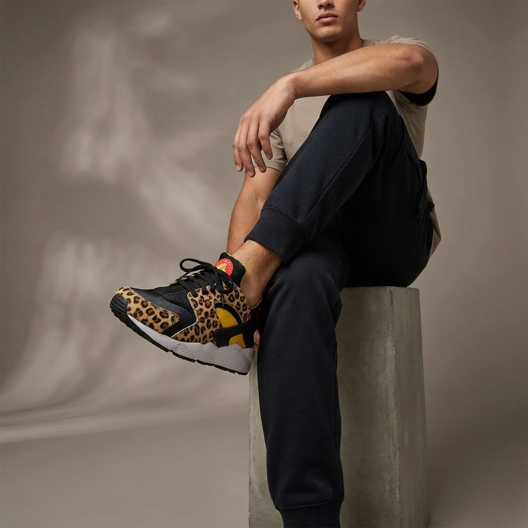 Кросівки чоловічі Nike Air Huarache (DM9092-700)