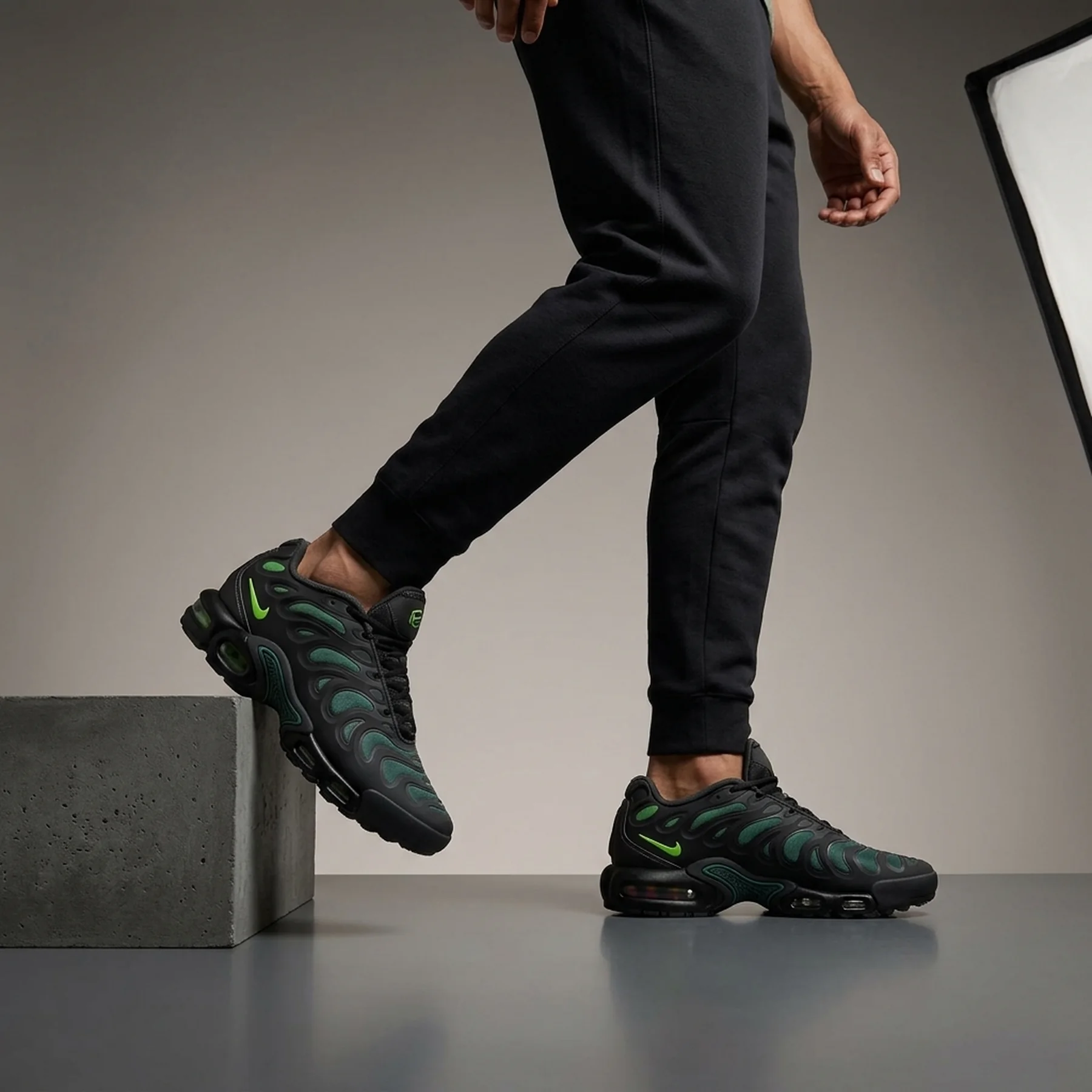 Кросівки чоловічі Nike Air Max Plus Drift (FD4290-006)