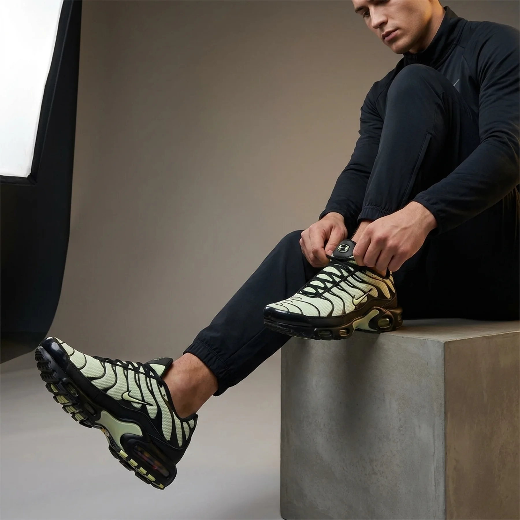 Кросівки чоловічі Nike Air Max Plus Drift (FD4290-700)
