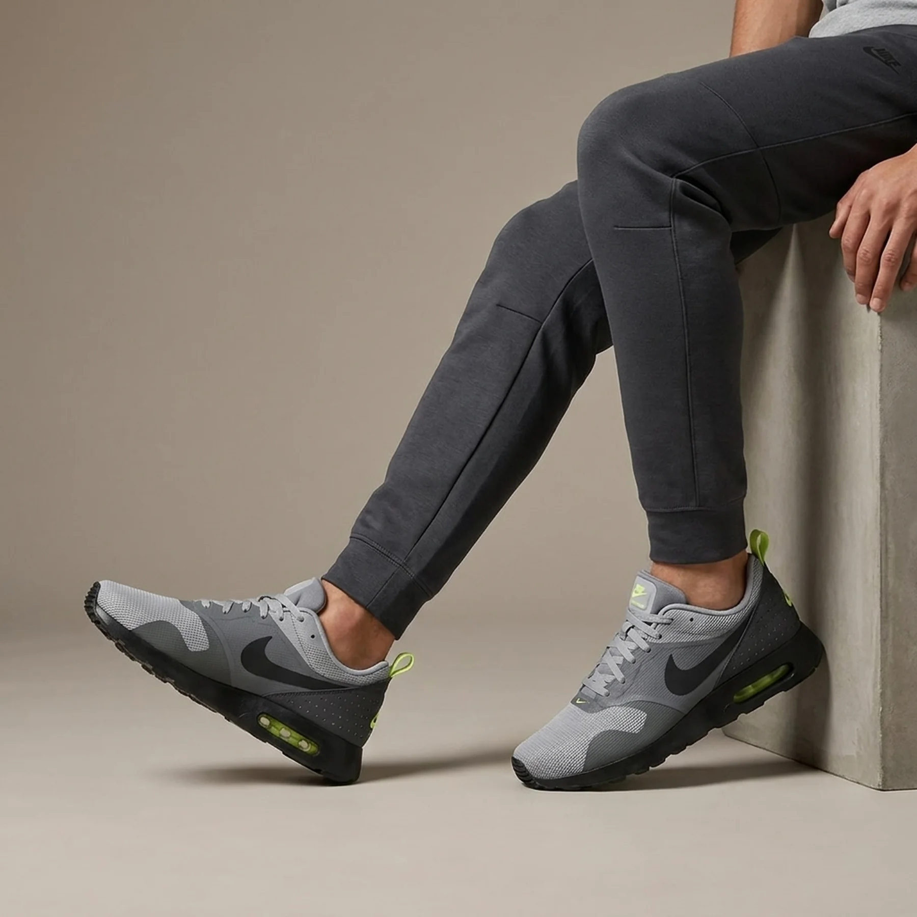 Кросівки чоловічі Nike Air Max Tavas Grey (705149-015) — Взуття