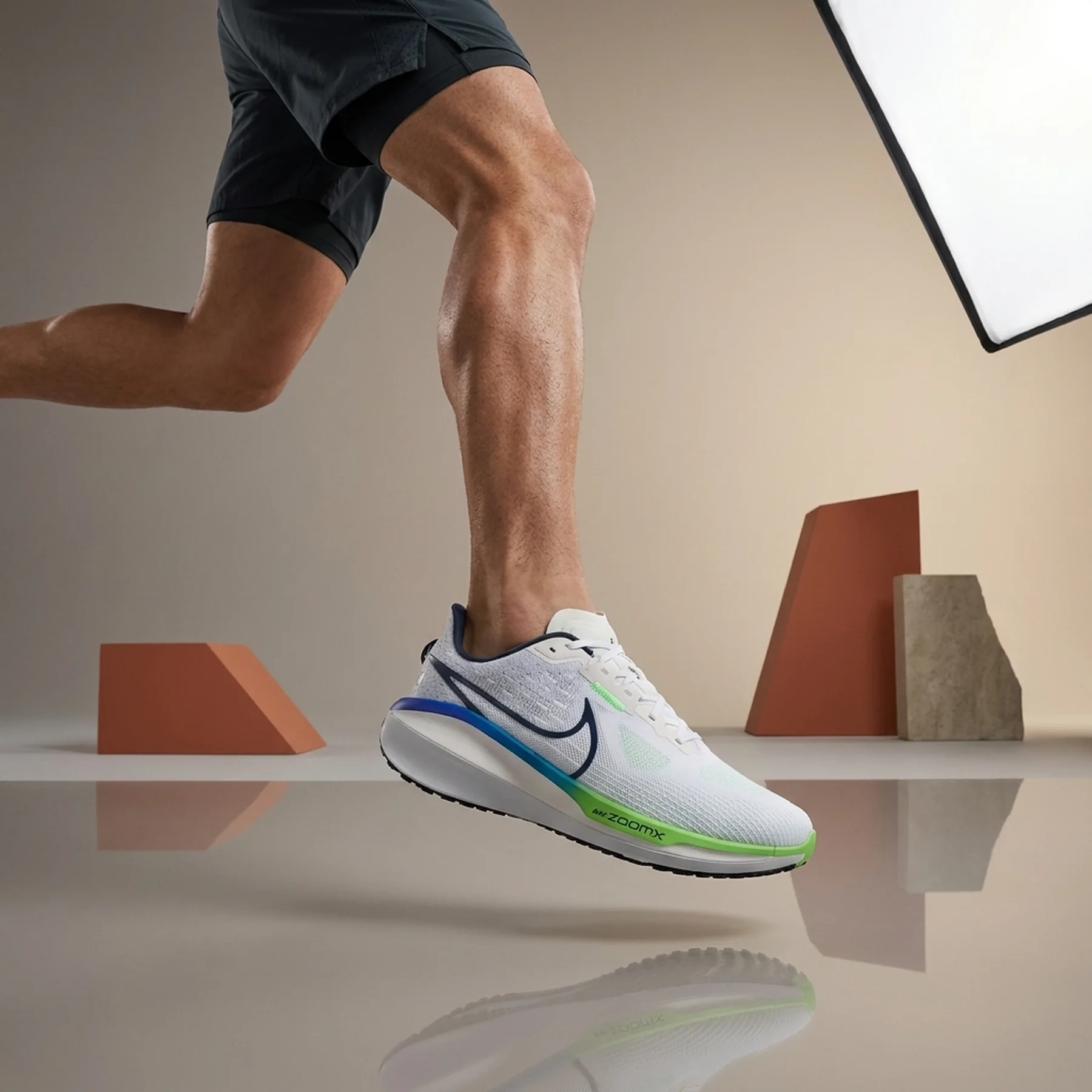 Кросівки для бігу чоловічі Nike Air Zoom Vomero 15 (FN1139-100)