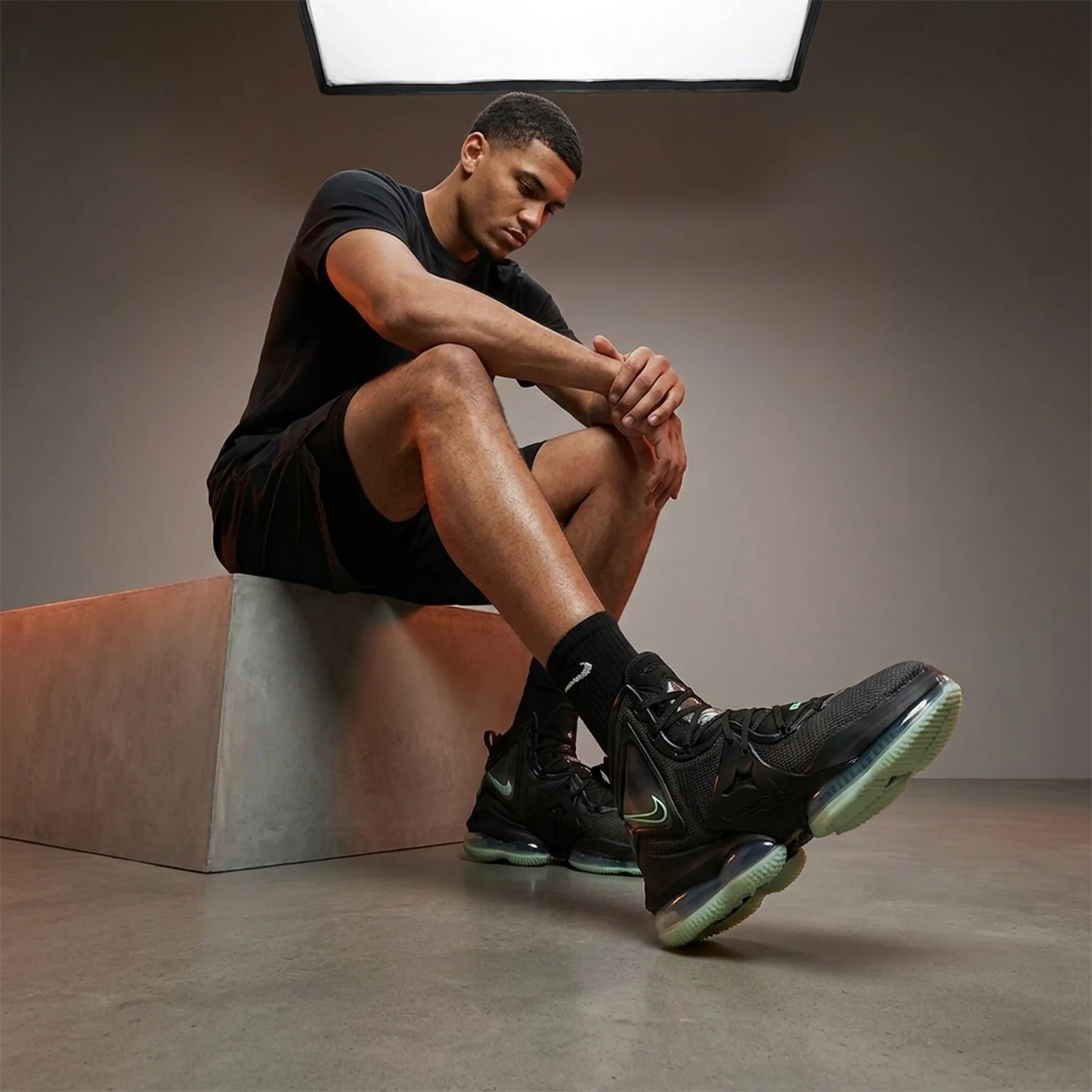 Кросівки чоловічі Nike Lebron Xix Black Green Glow (CZ0203-003)