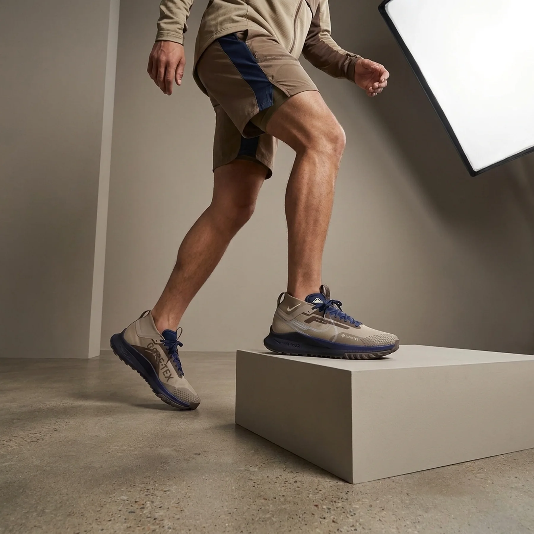 Кросівки чоловічі Nike React Peg Trail 4 Gtx Su (FD5841-200)