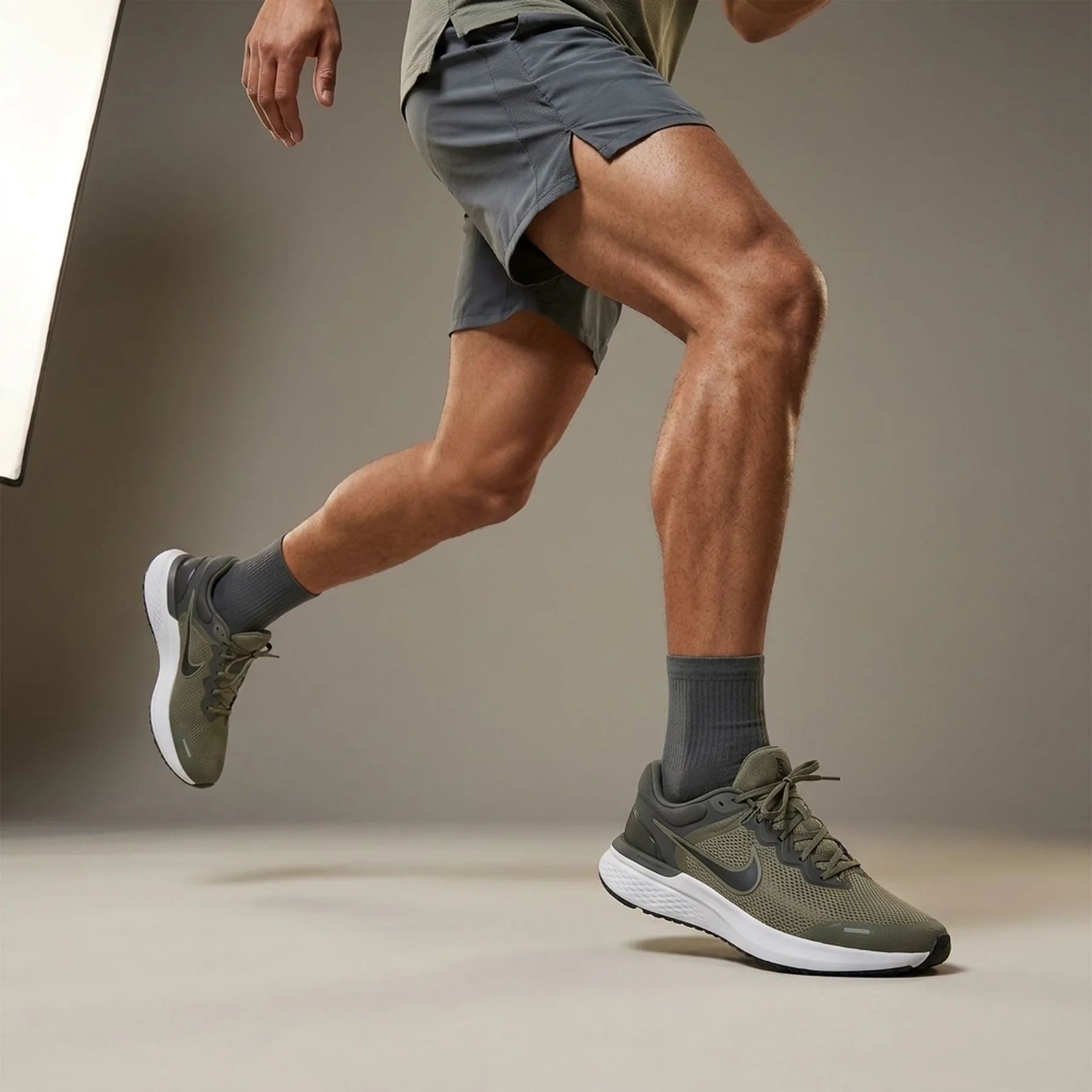 Кросівки чоловічі Nike Run Defy Grey (HM9594-300)