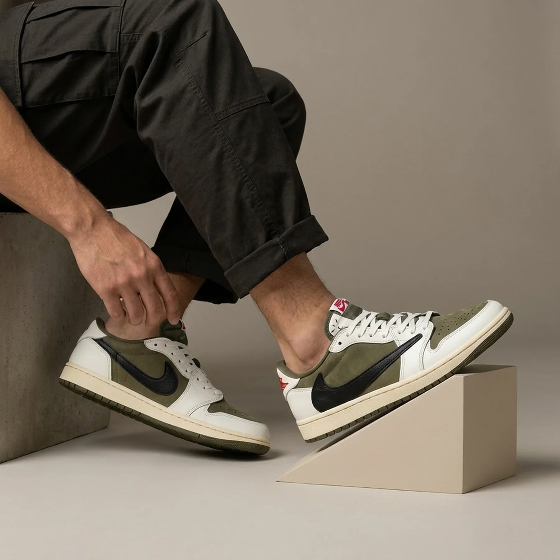 Кросівки чоловічі Nike Travis Scott x Air Jordan 1 Retro Low OG SP 'Reverse Olive / Medium Olive'