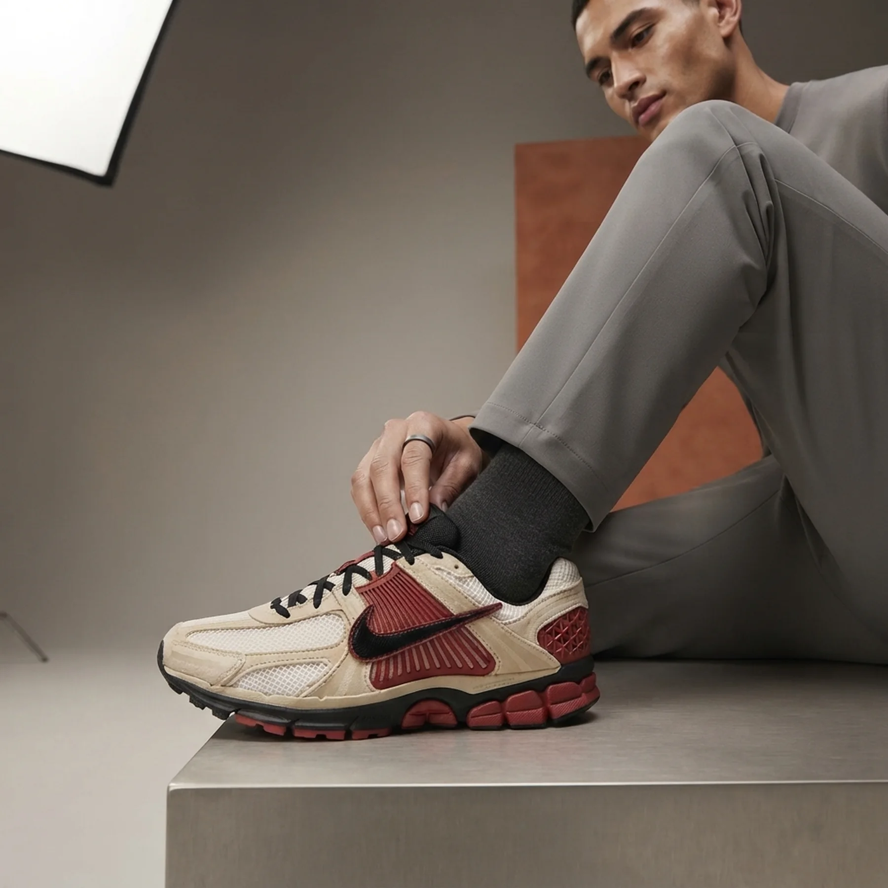 Кросівки чоловічі Nike Zoom Vomero 5 (HF1553-201)
