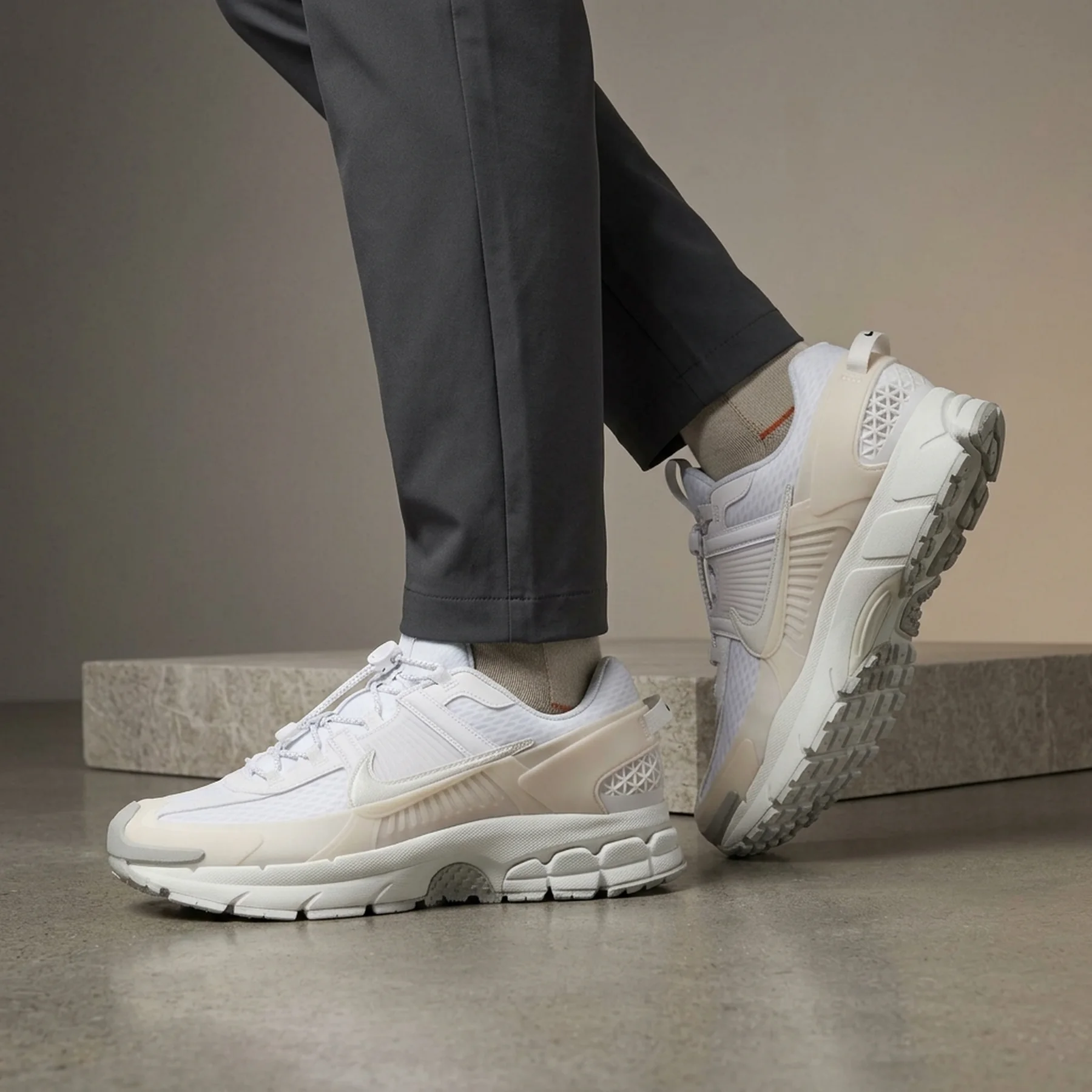 Кросівки чоловічі Nike Zoom Vomero Roam (HJ4646-100)