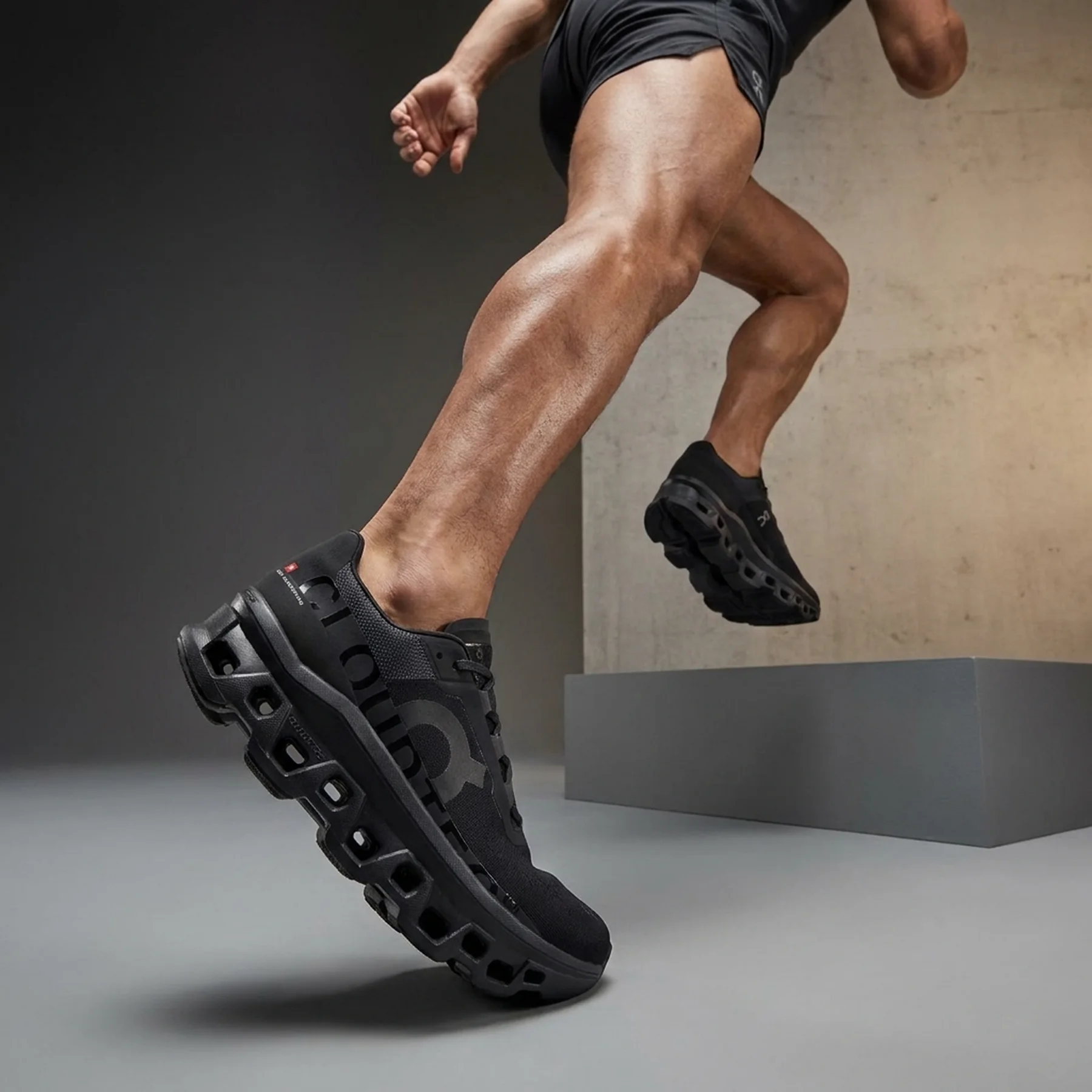 Кросівки чоловічі On Cloudmonster Black (61.99025)
