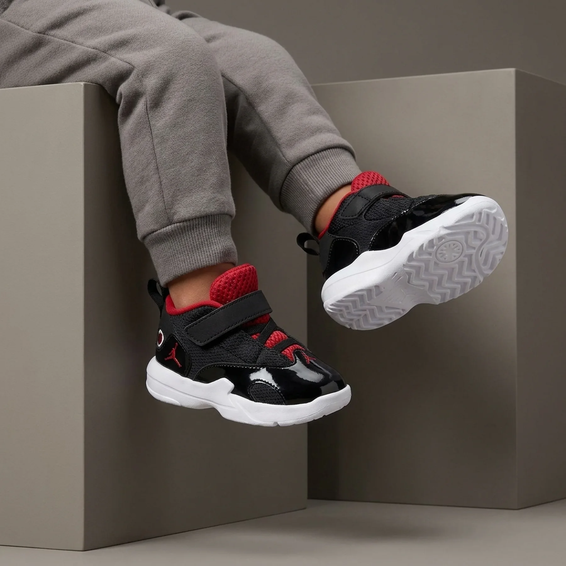 Кросівки дитячі Jordan Max Aura 6 (FQ8296-006)