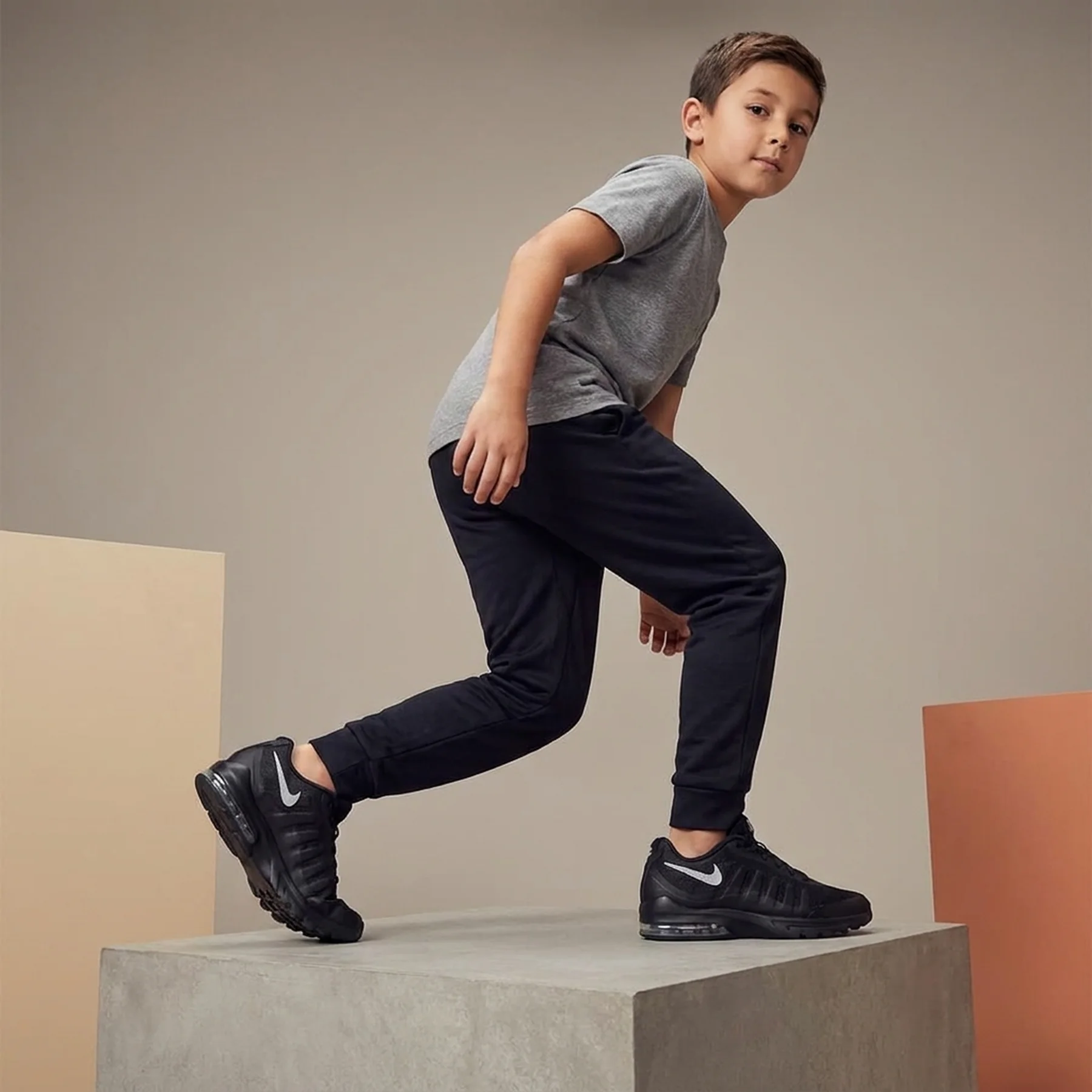 Кросівки дитячі Nike Air Max Invigor Black (749573-003)
