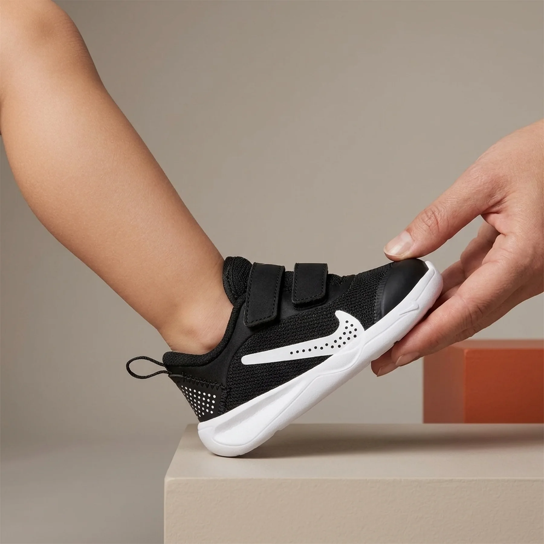 Кросівки дитячі Nike Omni Multi-Court Td (DM9028-002)